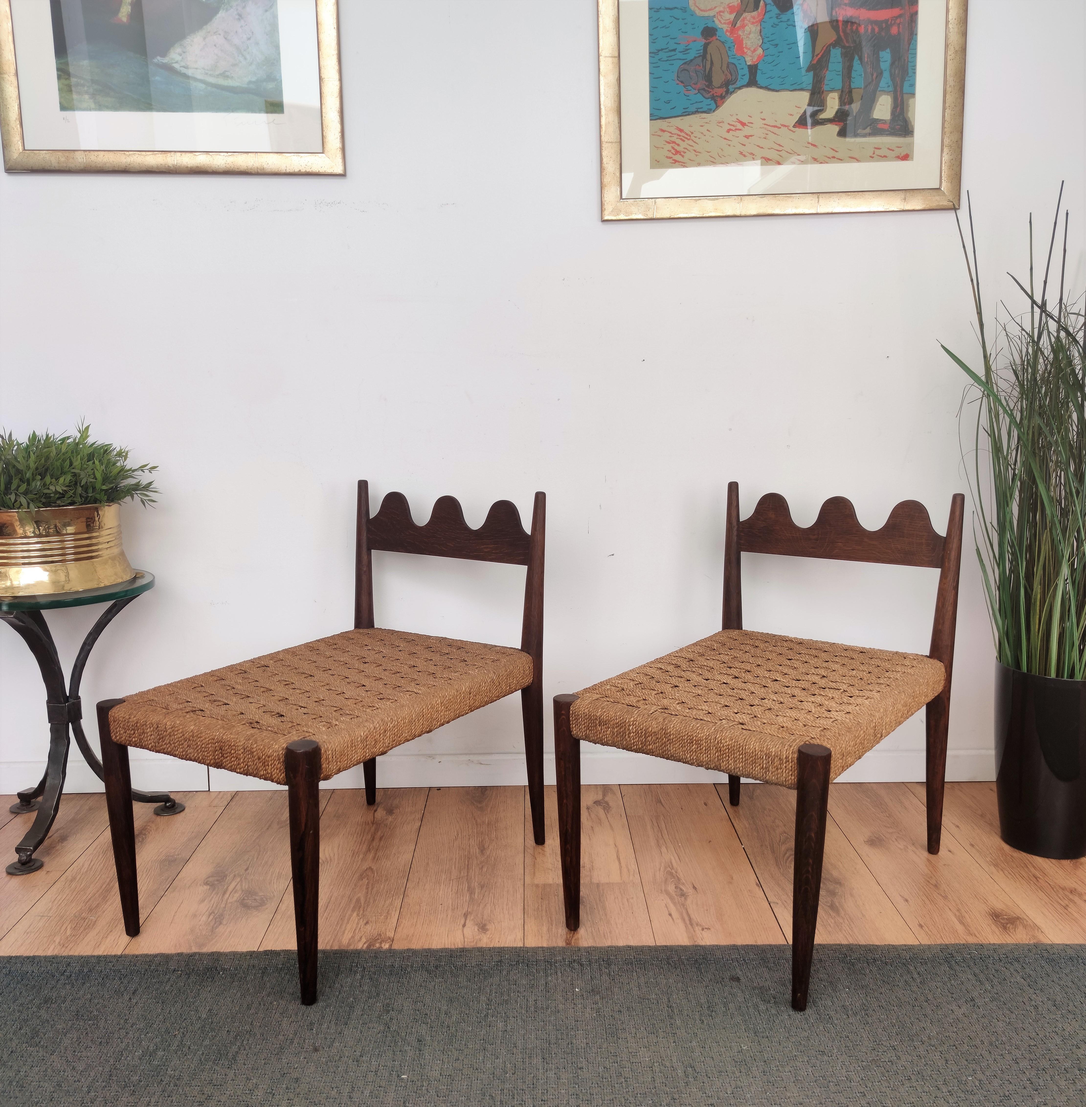 Stylish and beautiful pair of 1960s Mid-Century Modern chairs or stools in wood and cord or woven rope, in the style of Audoux Minet with carved decorated back. The traditional and classical design and shape of the wooden structure, typical of