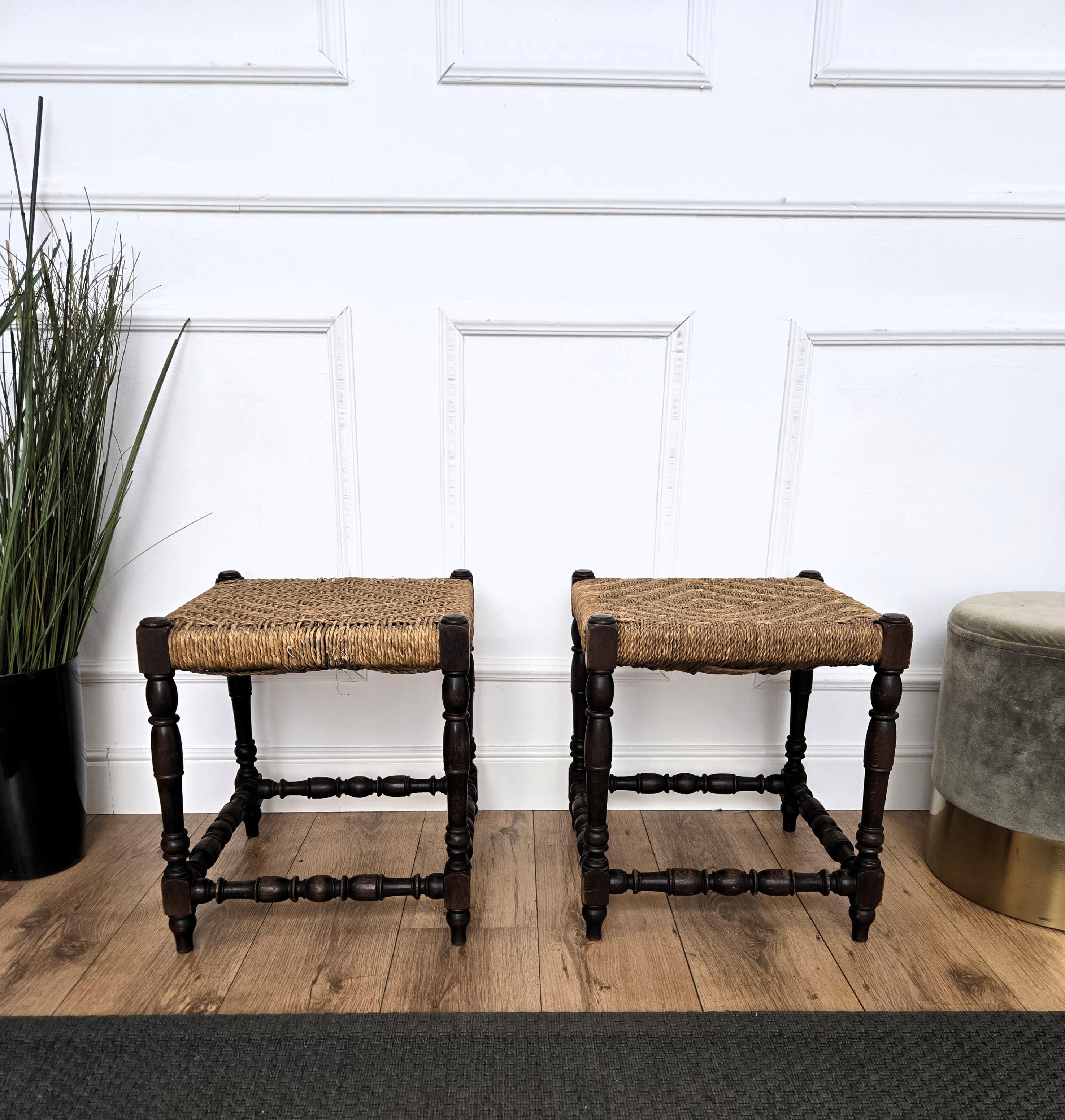 Élégante et belle paire de tabourets Modern-Decor des années 1960 en bois et corde ou corde tressée, dans le style d'Audoux Minet avec des pieds décorés sculptés. Le design et la forme traditionnels et classiques de la structure en bois, typiques du