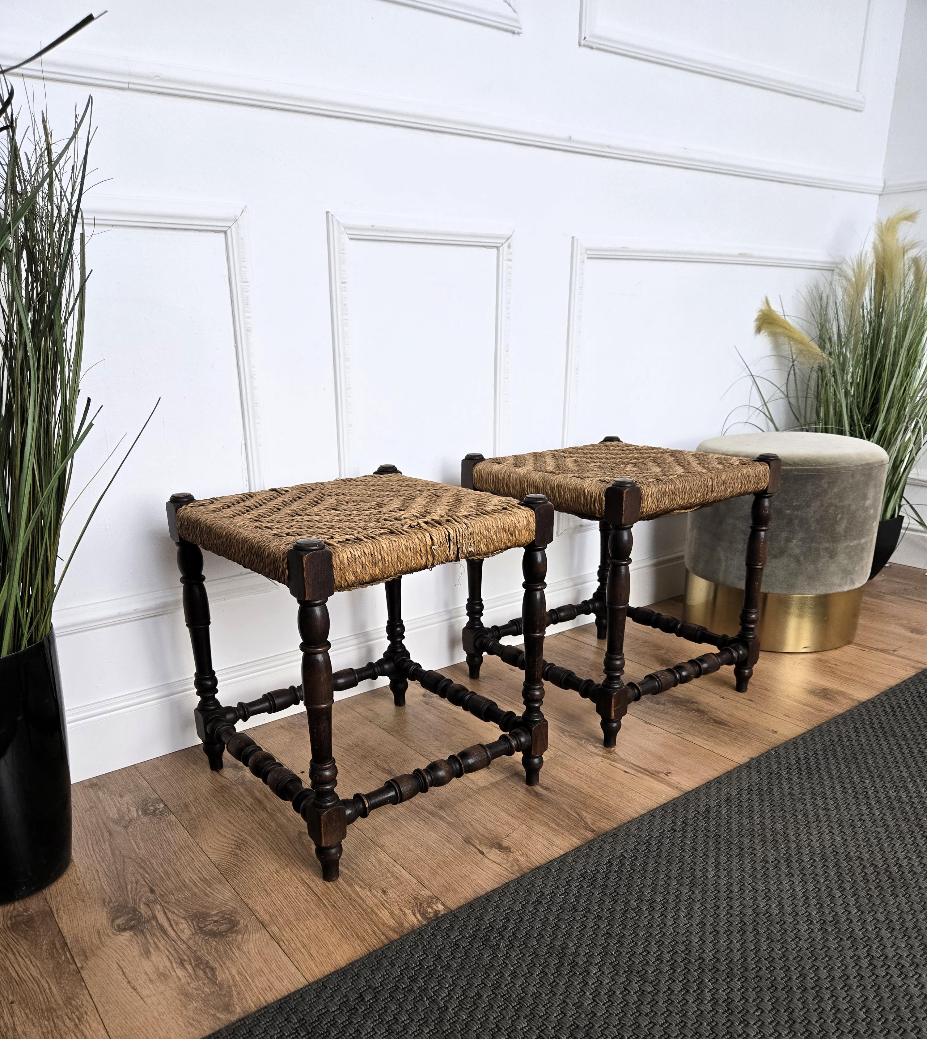 Mid-Century Modern Paire de tabourets en bois sculpté et corde tressée italiens du milieu du siècle 1960 en vente
