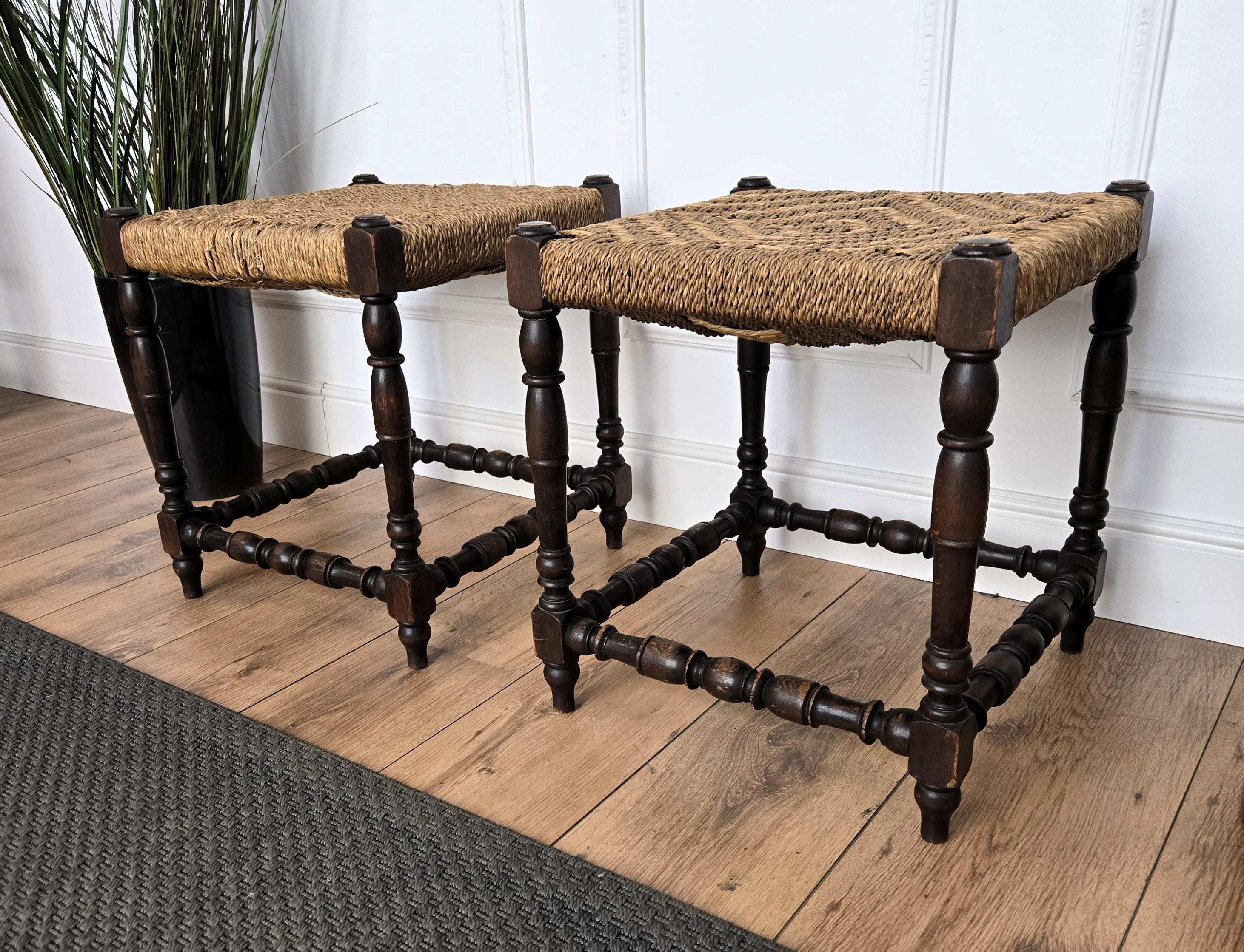 20ième siècle Paire de tabourets en bois sculpté et corde tressée italiens du milieu du siècle 1960 en vente