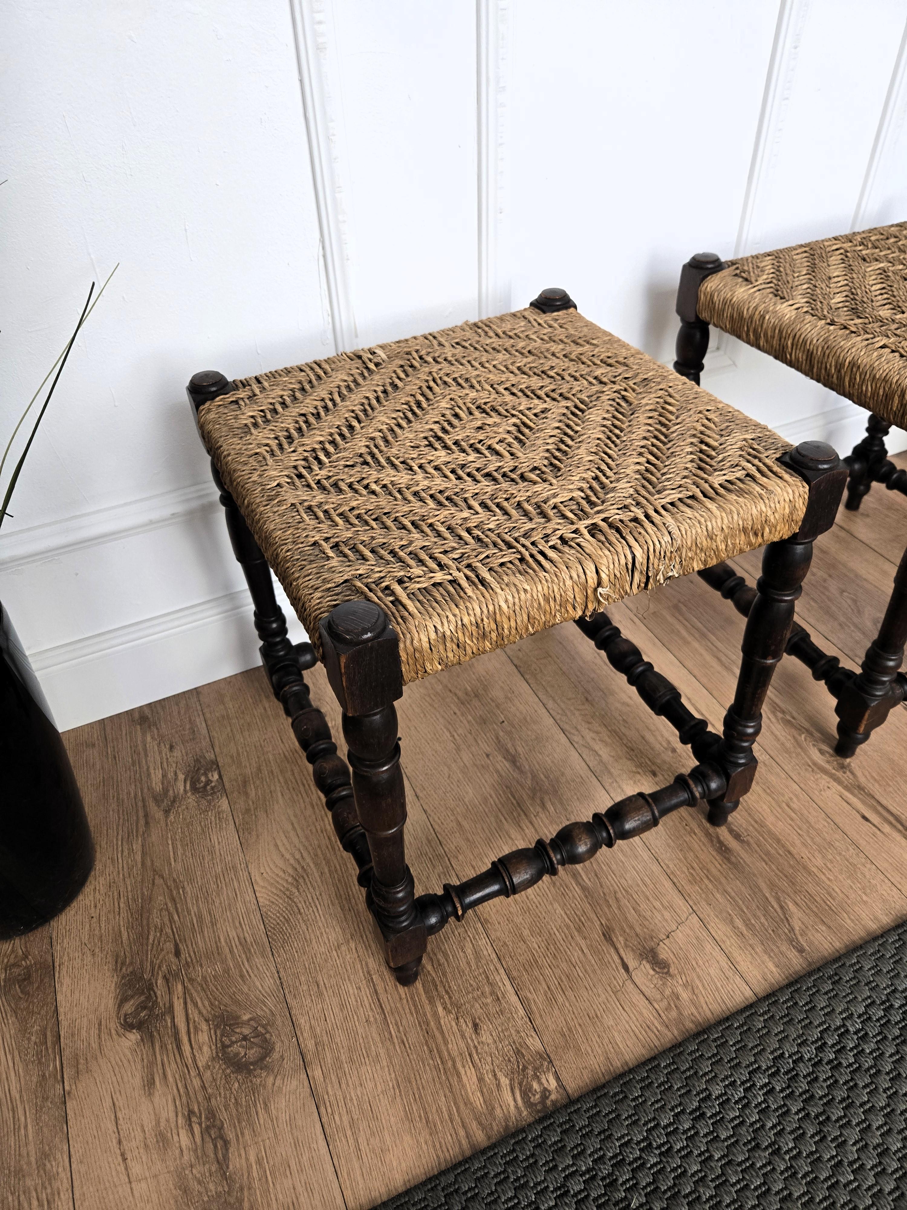 Paire de tabourets en bois sculpté et corde tressée italiens du milieu du siècle 1960 en vente 1