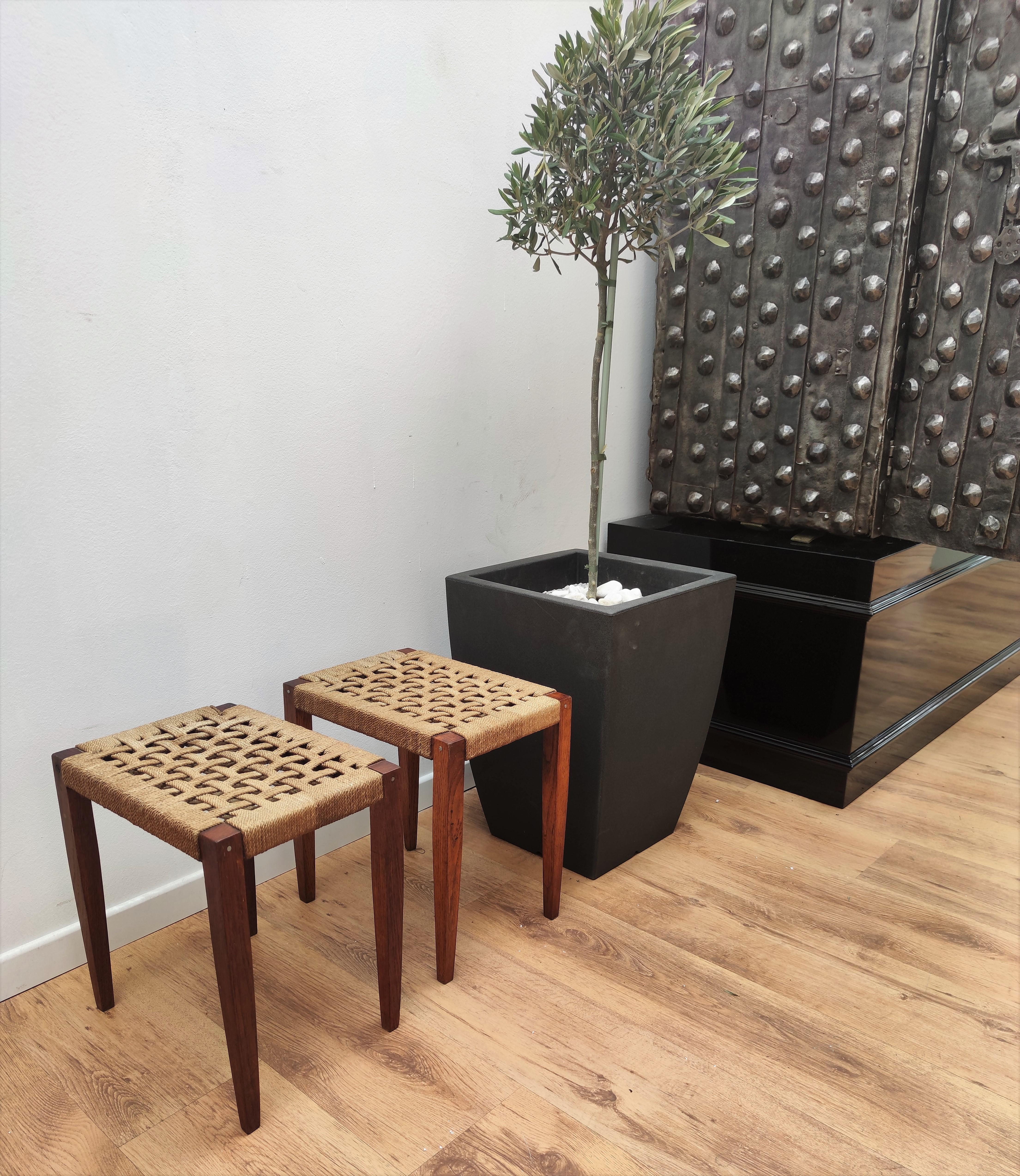 Stylish pair of 1960s Mid-Century Modern stools in wood and cord or woven rope, in the style of Audoux Minet. The traditional and simple design and shape of the wooden structure, typical of Mid-Century Modern style, perfectly complements with the