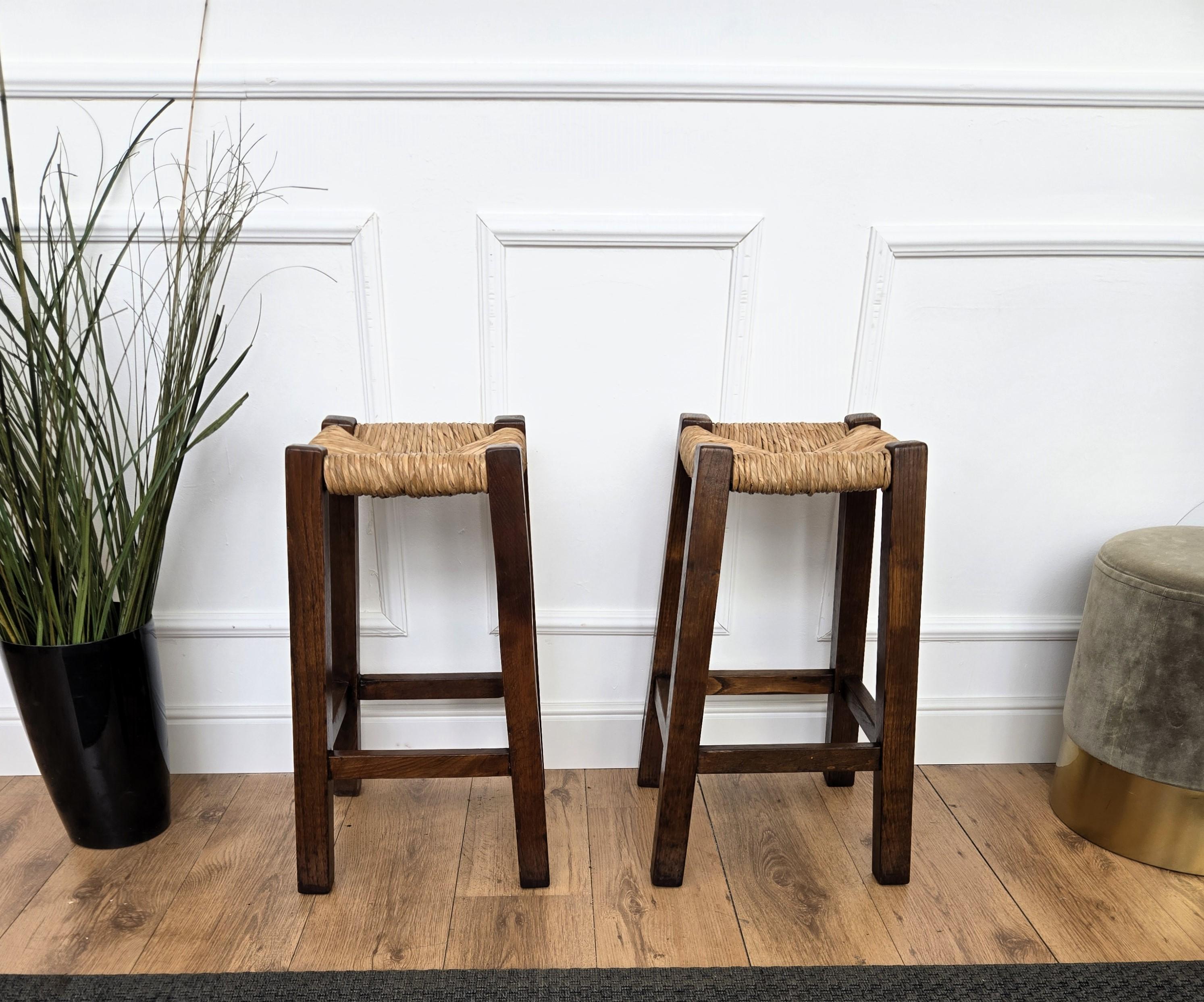 Stylish and beautiful pair of 1960s Mid-Century Modern stools in wood and cord or woven rope. The traditional and classical design and shape of the wooden structure, typical of Mid-Century Modern style, perfectly complements with the pattern and