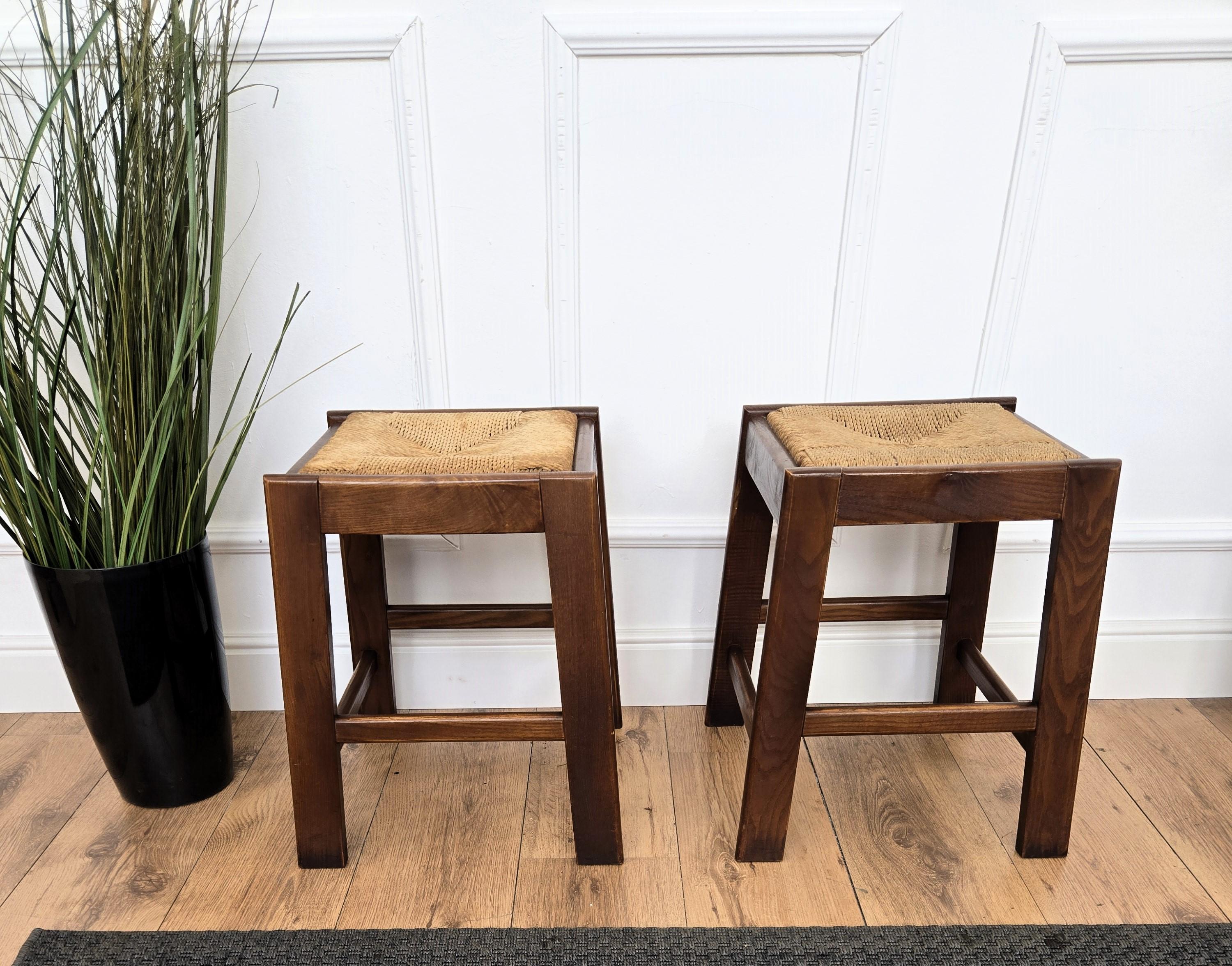 Stylish and beautiful pair of 1960s Mid-Century Modern stools in wood and cord or woven rope. The traditional and classical design and shape of the wooden structure, typical of Mid-Century Modern style, perfectly complements with the pattern and