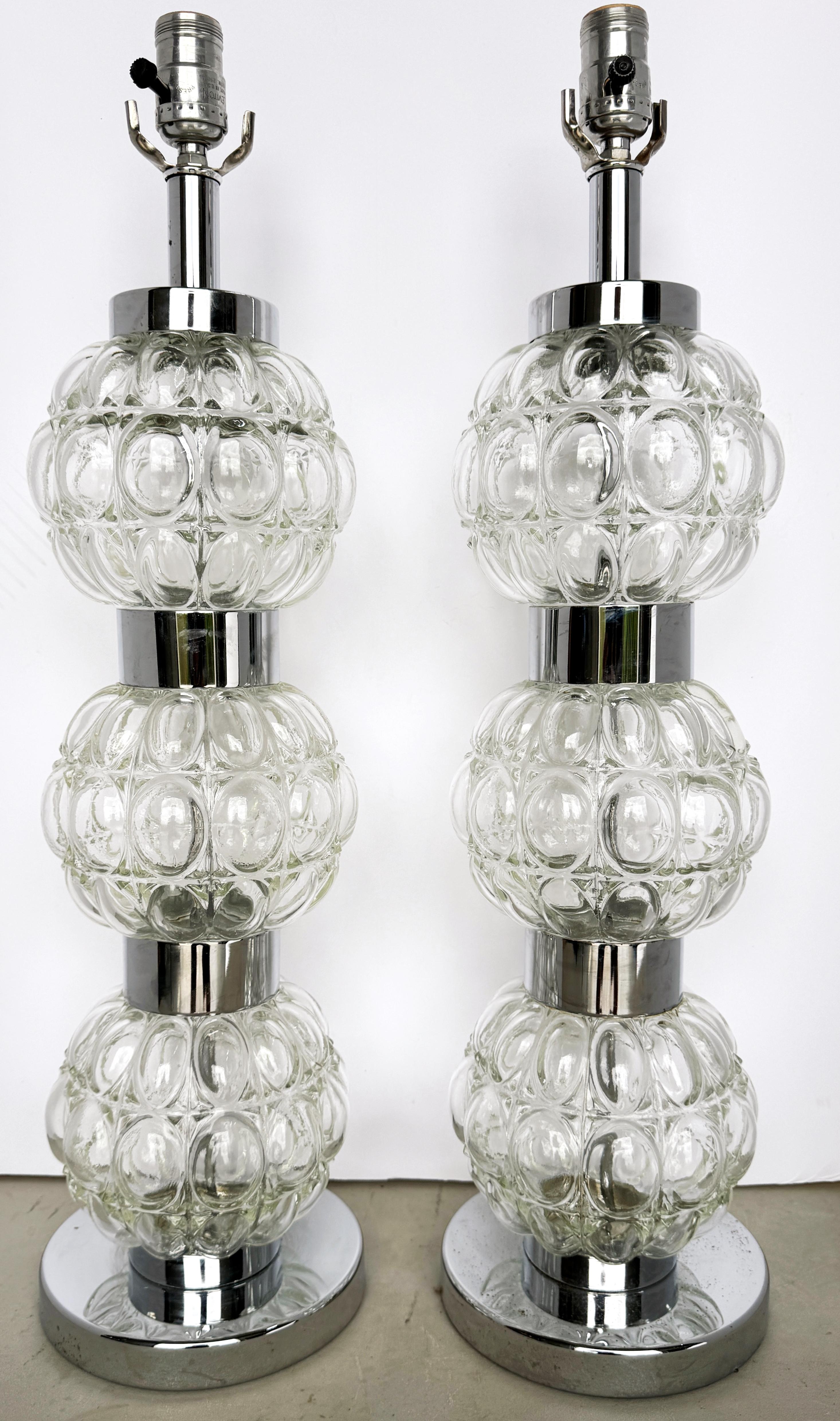 Mid-Century Modern Paire de MOD italiens des années 1960 / A Space  Lampes colonnes sphères en verre de Murano  en vente
