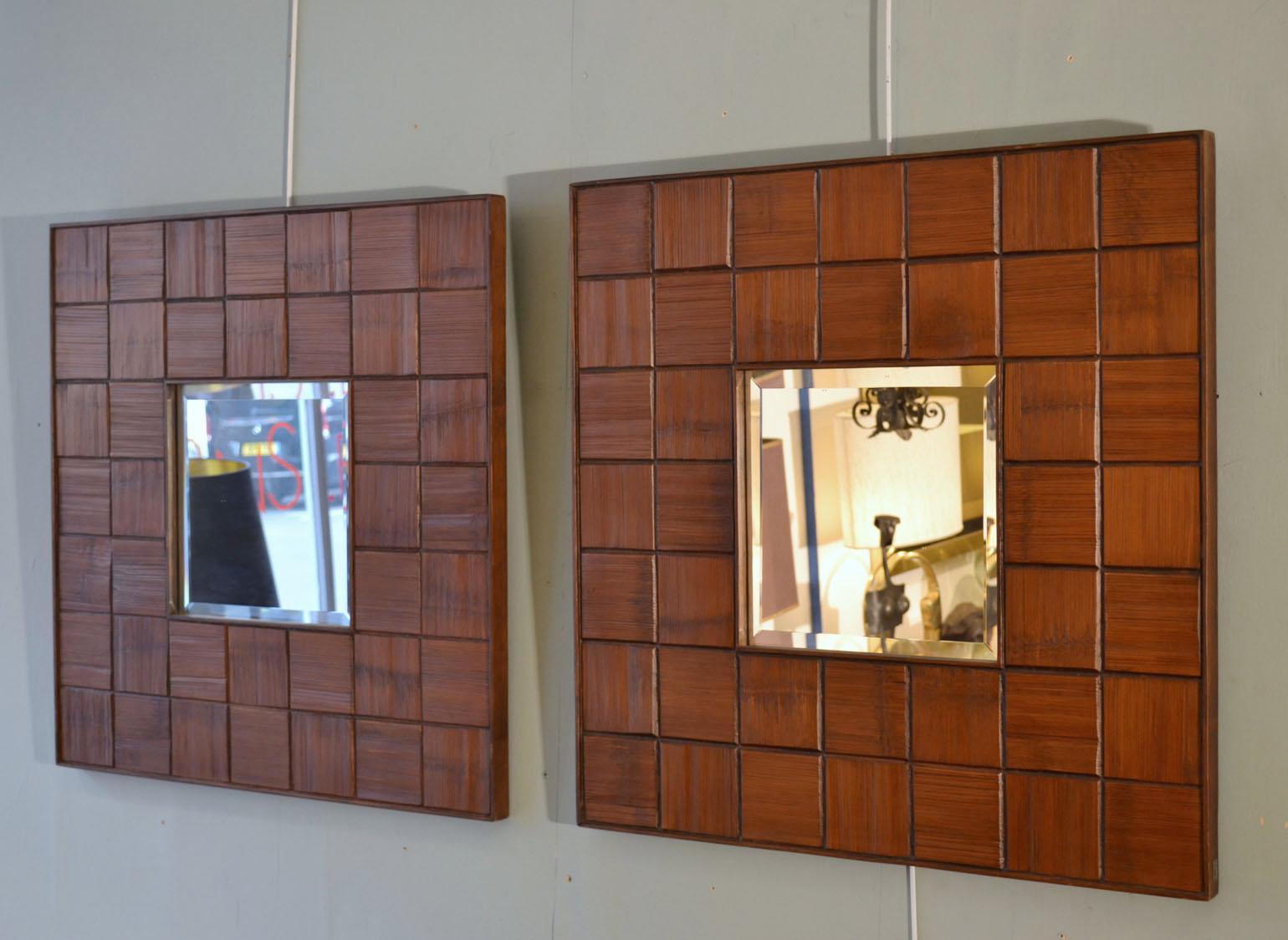 Paire de miroirs carrés avec une bordure décorative composée de blocs carrés de sections horizontales et verticales texturées brutalistes sculptées en bois de noyer. Le miroir carré de qualité est biseauté (dimensions : 29x29 cm), fabriqué en Italie