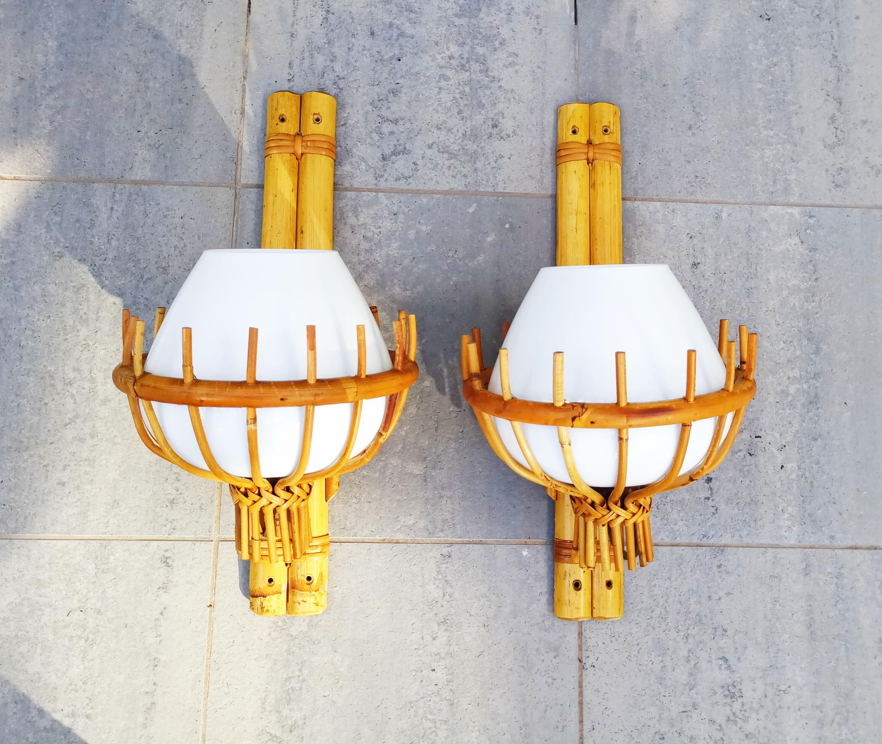 Beautiful and rare pair of 1960s Italian rattan and Murano glass sconces, in perfect vintage condition.