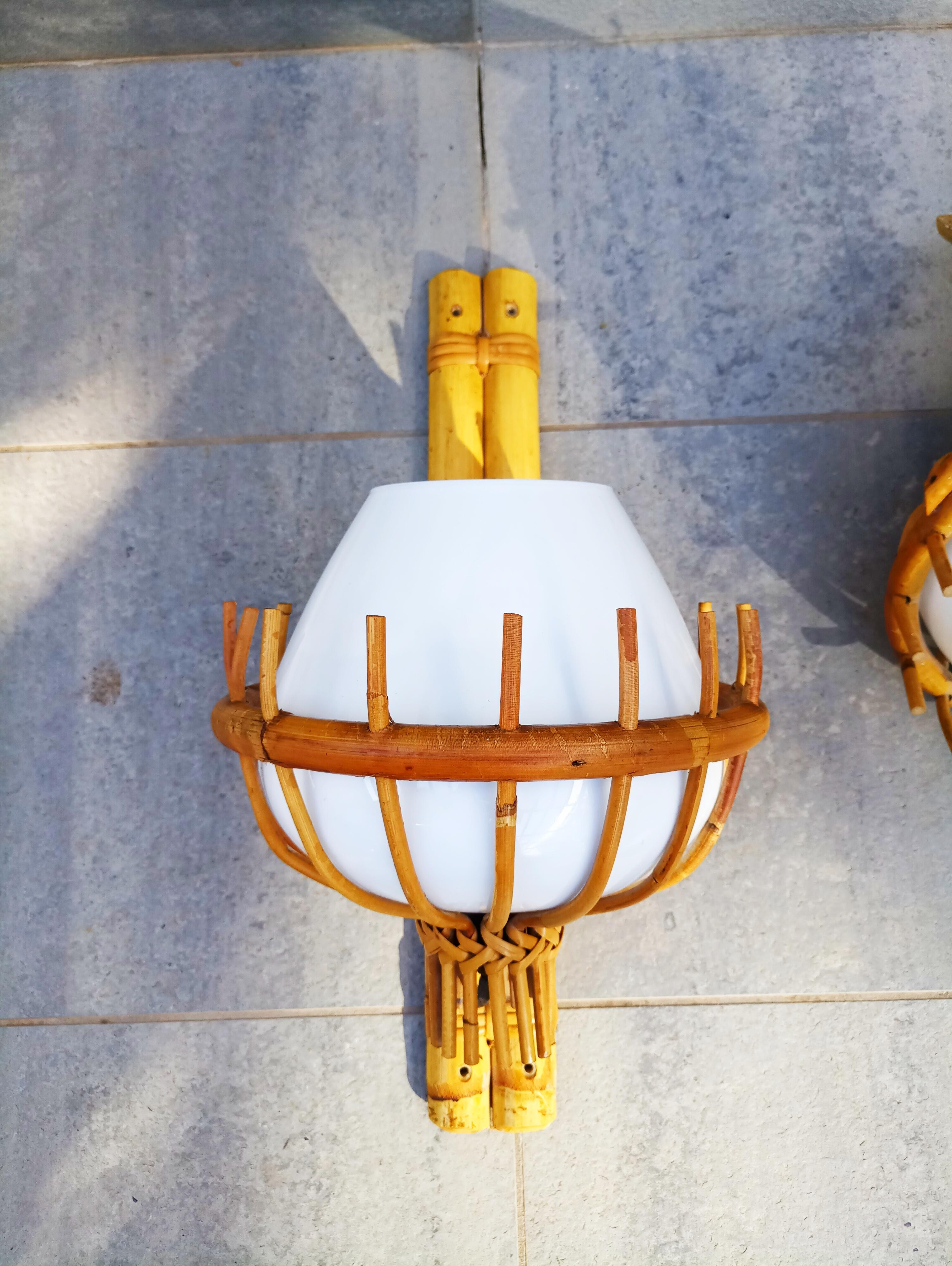 Pair of 1960s Italian Rattan and Murano Glass Sconces In Good Condition In L'Escala, ES