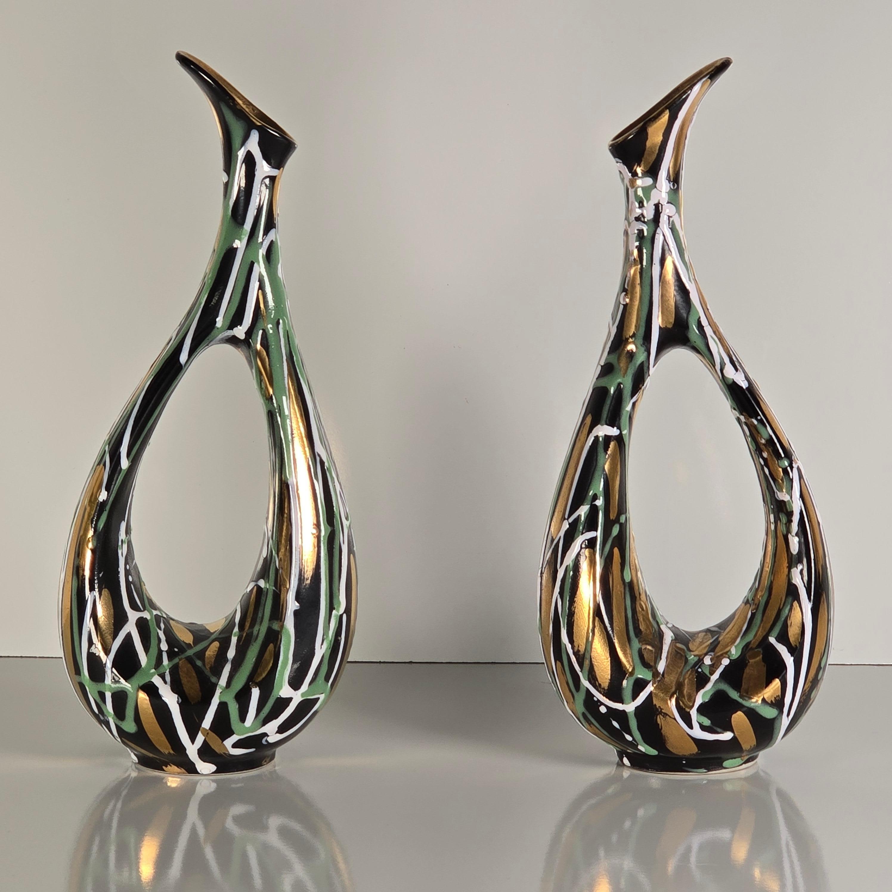 Coppia di vasi scultura di F. Lli Marchi del 1960 circa. Caratterizzato da una forma biomorfa e da una smaltatura influenzata da Jackson Pollock realizzata con smalti spessi.   