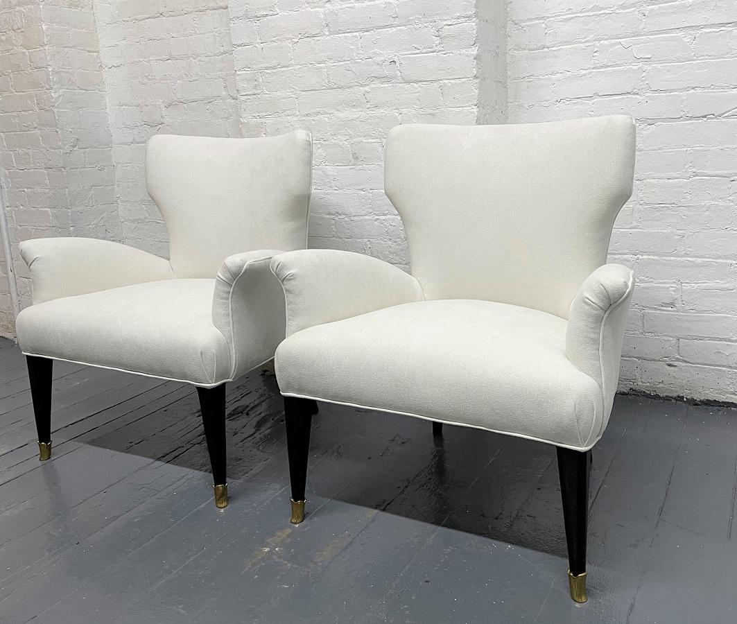Paire de petits fauteuils-sièges italiens des années 1960. Les chaises sont nouvellement rembourrées avec des pieds laqués noirs et des pieds en bronze.