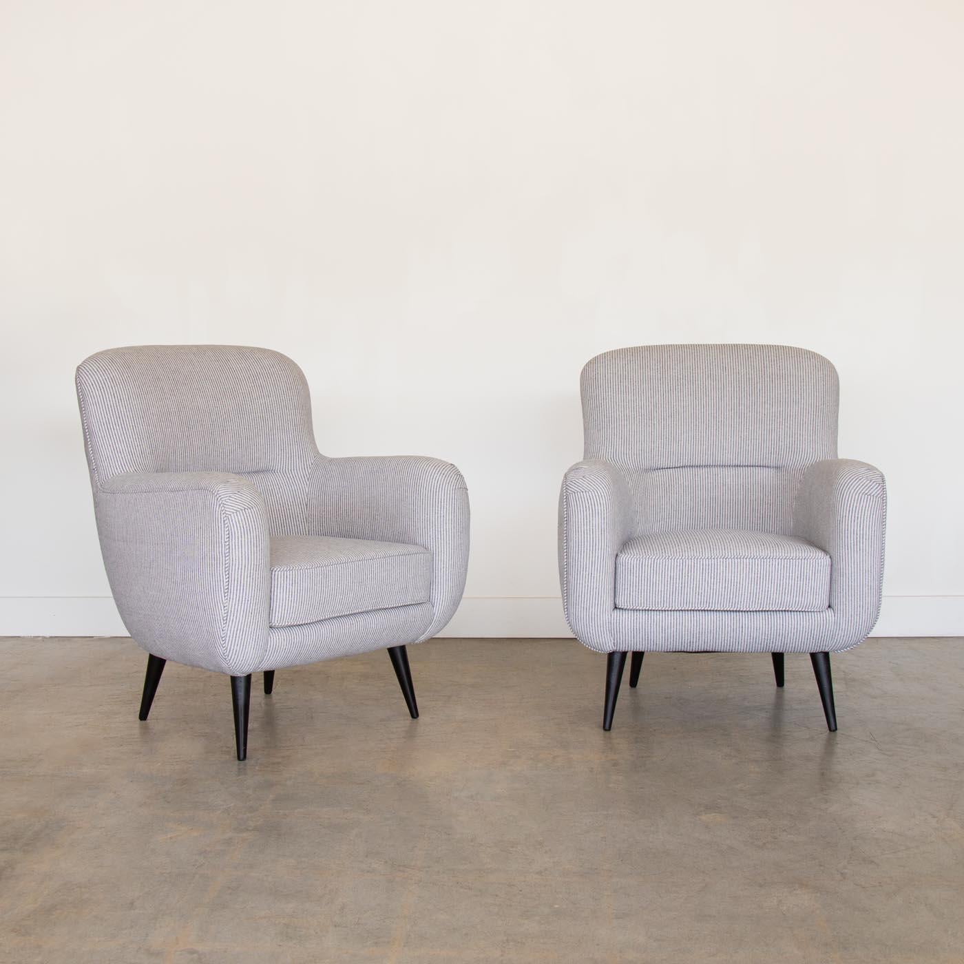 Bellissima coppia di poltrone italiane vintage degli anni '60. Sedute sinuose rivestite di recente in lino a righe blu. Piedi affusolati in legno originale con macchia scura. Bellissima da tutti i punti di vista ed estremamente confortevole. Venduto