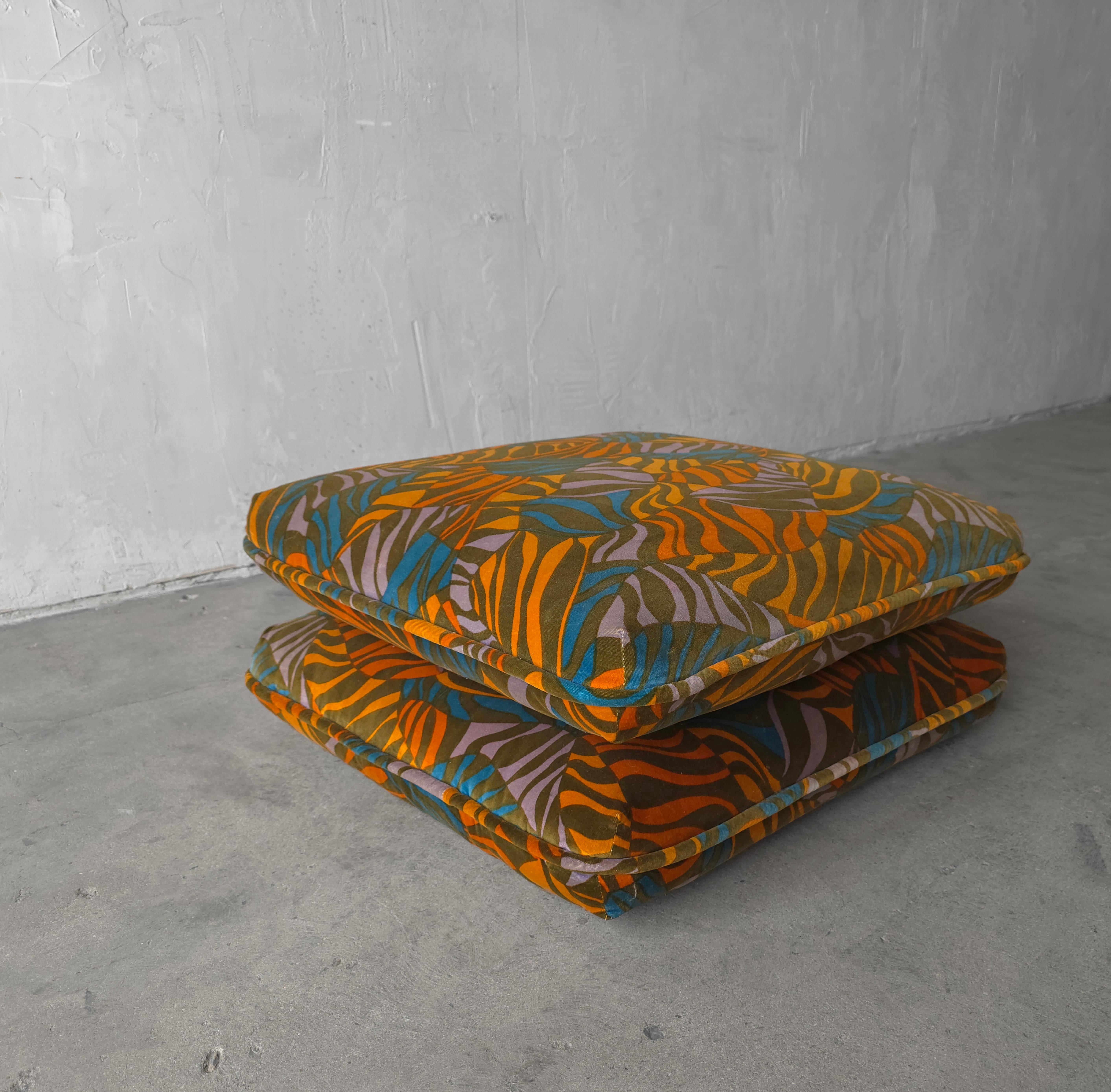 Atemberaubendes Paar großer Bodenkissen in Bold Mid Century Velvet von Jack Lenor Larsen.  Ich liebe, liebe, liebe den Moment, den diese herrlichen Bodenkissen schaffen.  

Die Kissen sind in ausgezeichnetem Zustand, frei von Gerüchen oder