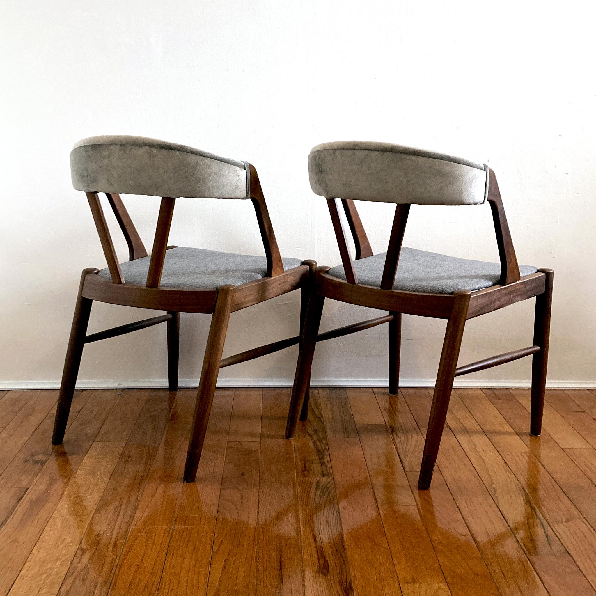 Chaises grises à dossier incurvé, style Kai Kristiansen, 1960, paire de deux Bon état - En vente à New York, NY