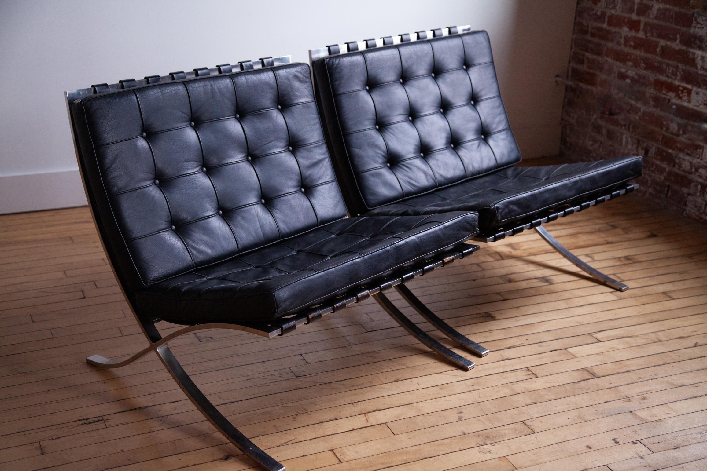 Paire de chaises Barcelona de Mies van der Rohe de la production Early Knoll Associates.

La patine de ces chaises est vraiment parfaite. Pas de déchirure ni de déchirure. Un cuir magnifiquement vieilli. Extrêmement confortable. Si vous cherchez du