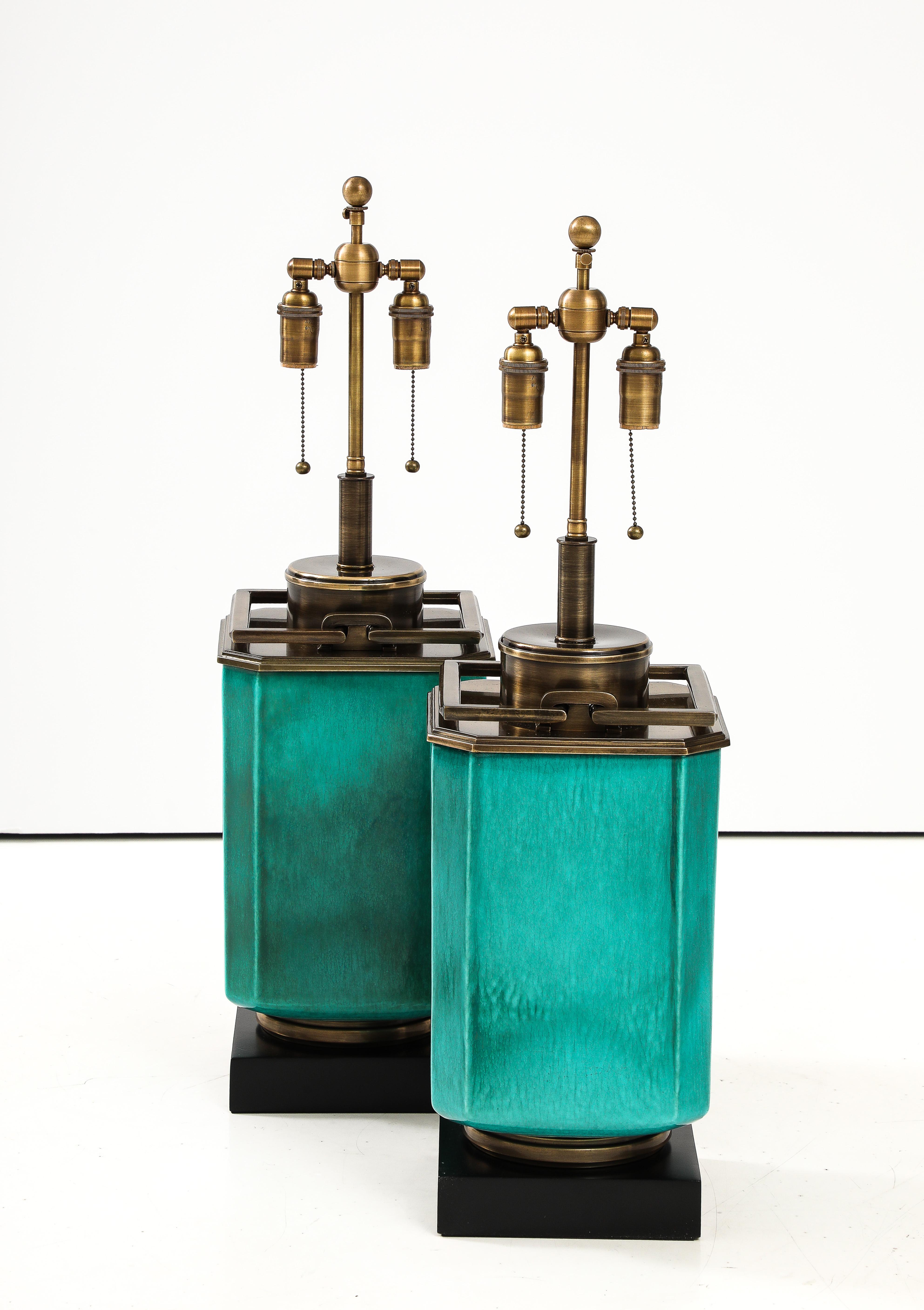 Hollywood Regency Paire de grandes lampes en céramique des années 1960 avec une finition à glaçure craquelée de jade par Stiffel. en vente