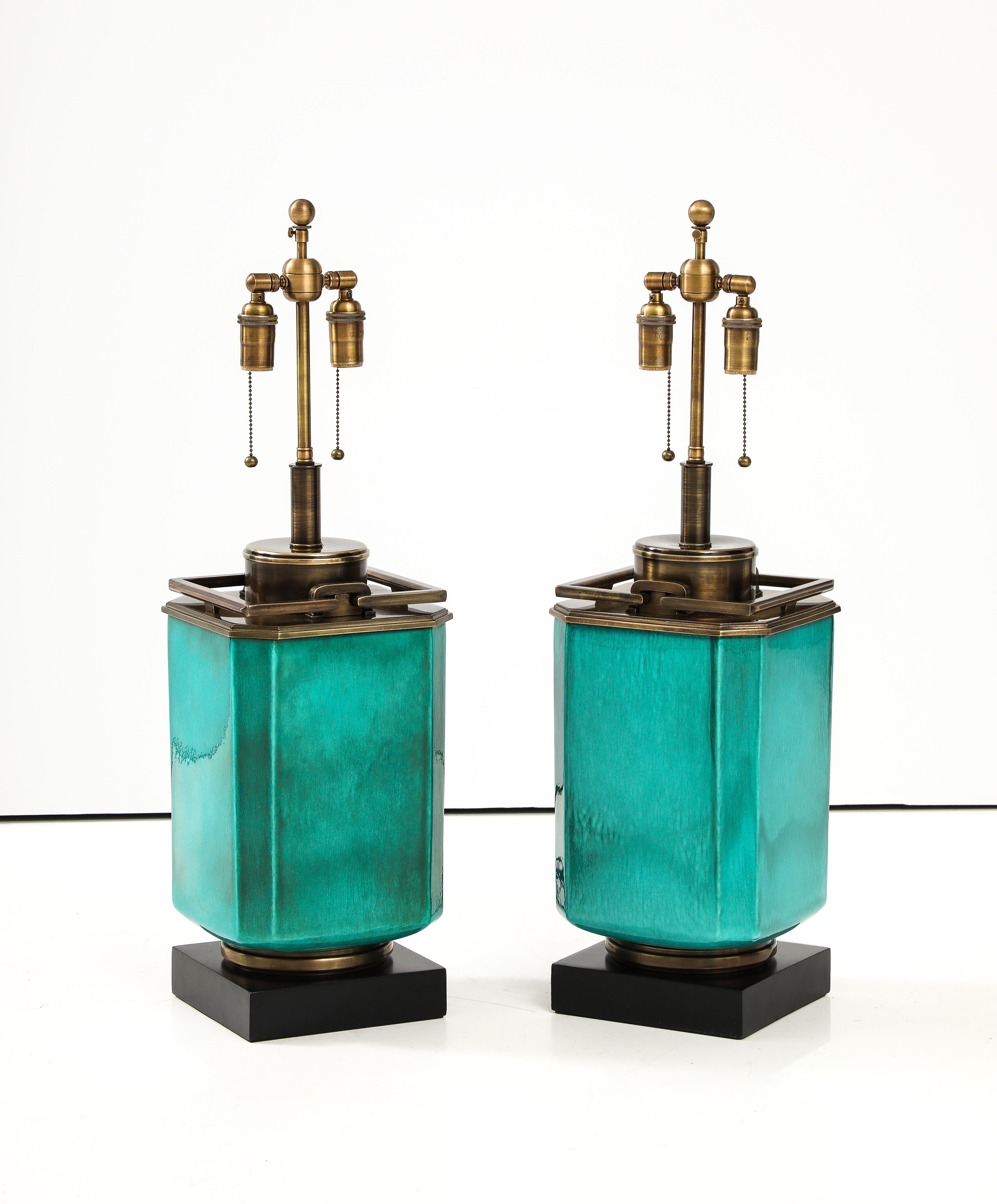 Milieu du XXe siècle Paire de grandes lampes en céramique des années 1960 avec une finition à glaçure craquelée de jade par Stiffel. en vente