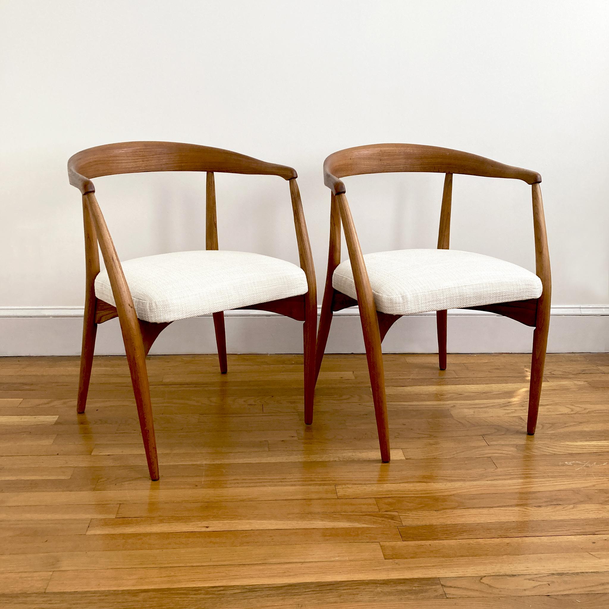 Designed by Lawrence Peabody for Richardson Nemschoff, pair of elegant armchairs. Made from oak and reupholstered in a chic, minimal ivory tweed. Chairs are in good condition, with some light scuffs on the legs due to age. Structurally sound, no
