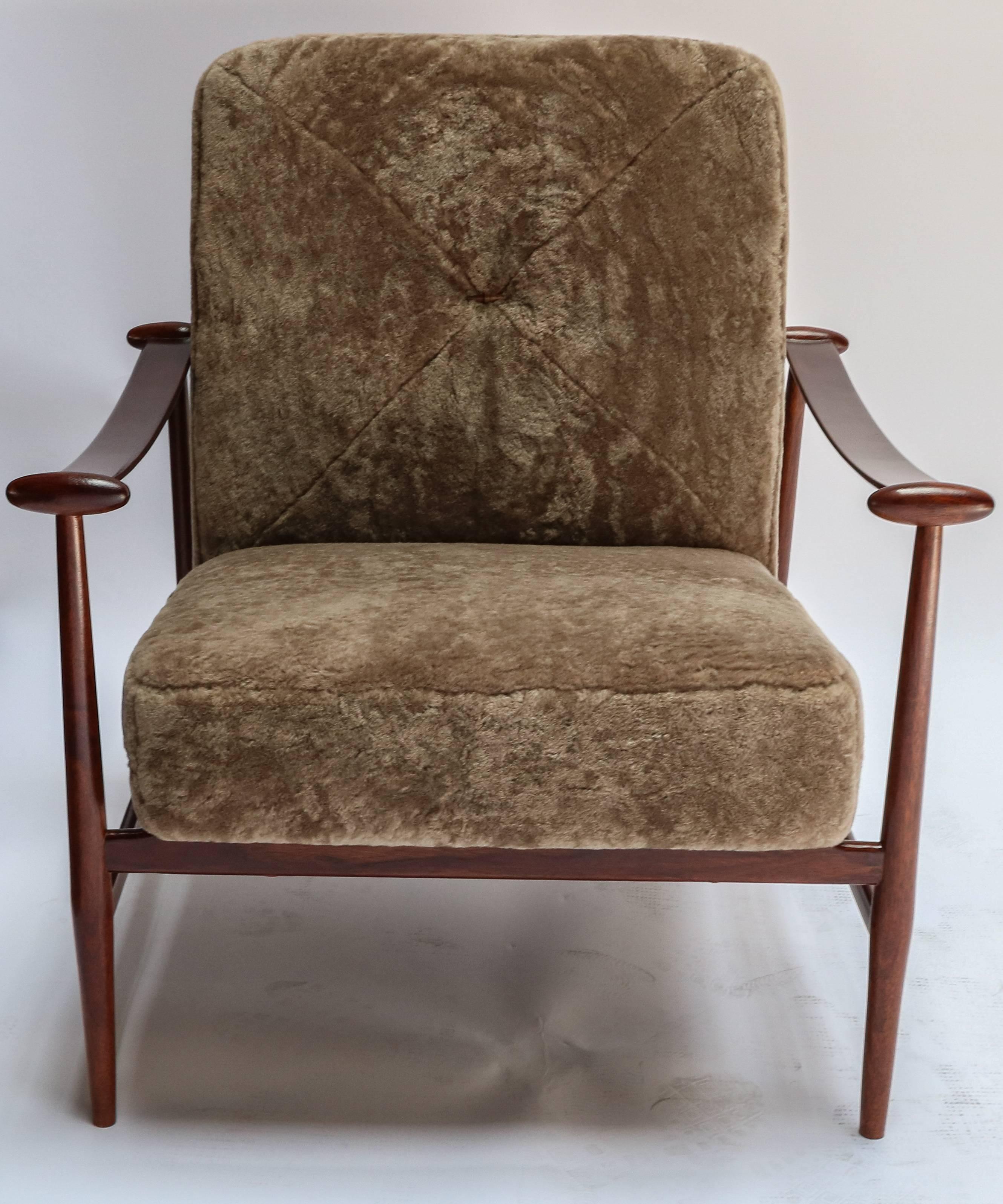 Pair of 1960s Brazilian wood armchairs by Liceu de Artes upholstered in tan sheepskin.