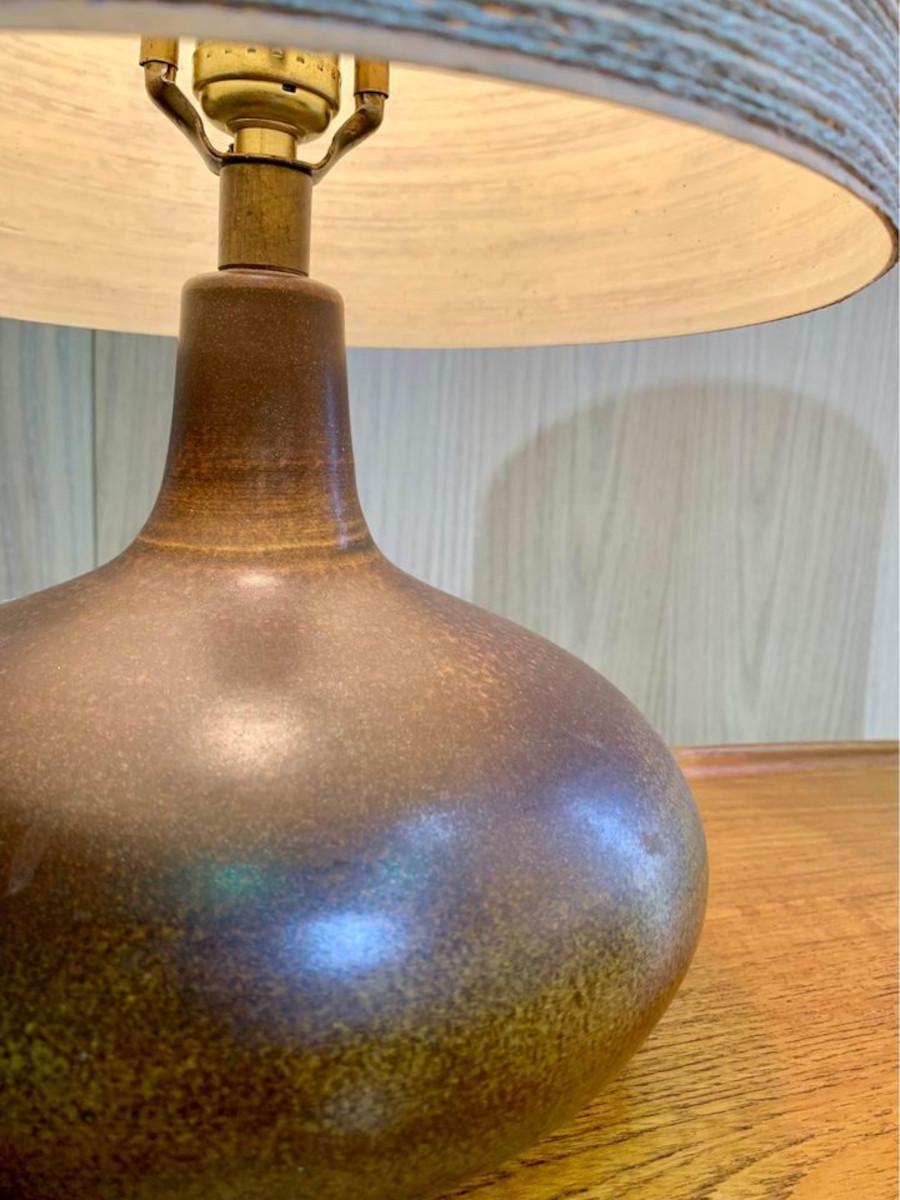 Coppia di lampade da tavolo in ceramica Lotte degli anni '60 In condizioni ottime in vendita a Victoria, BC
