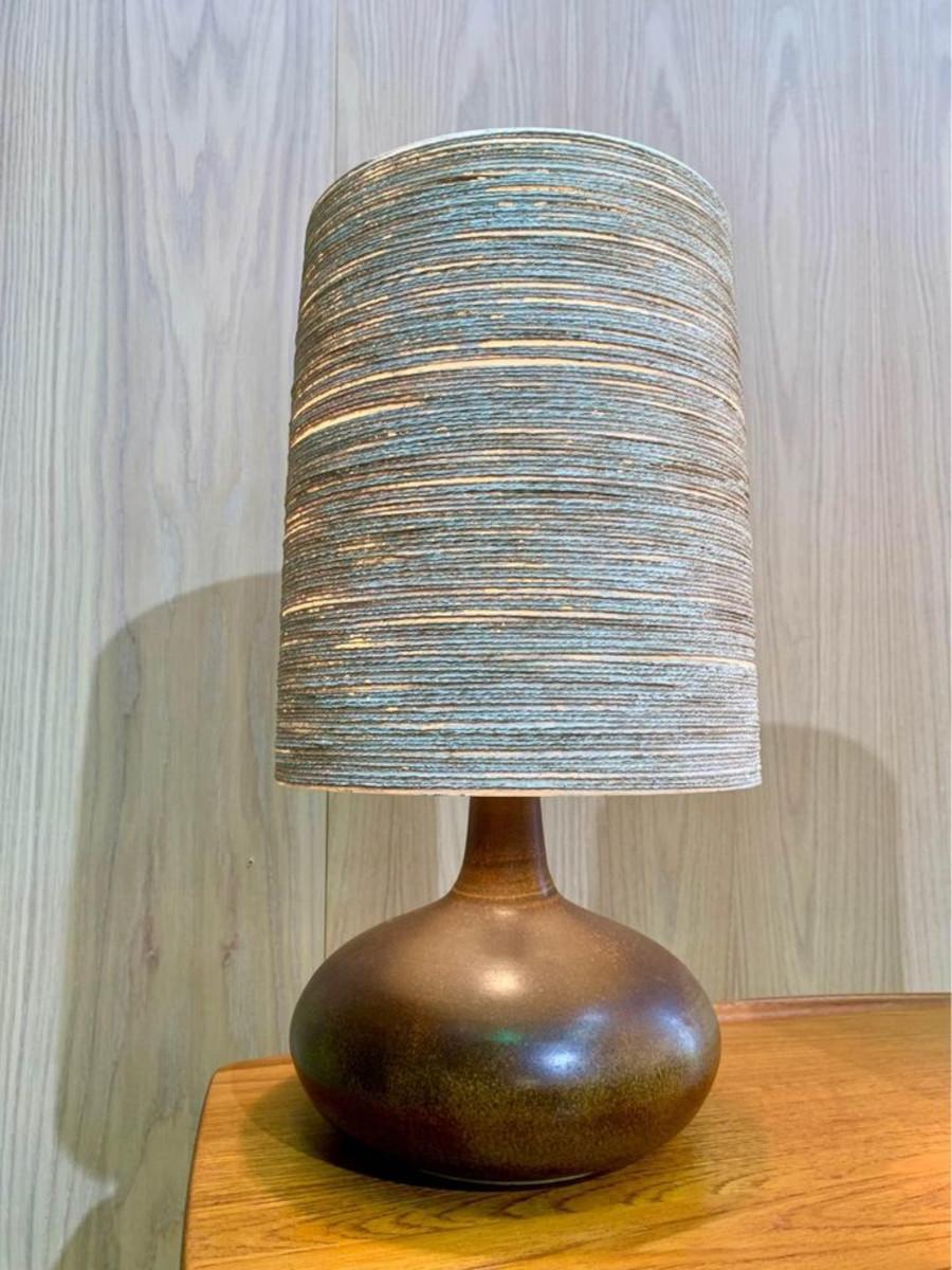 Metà XX secolo Coppia di lampade da tavolo in ceramica Lotte degli anni '60 in vendita