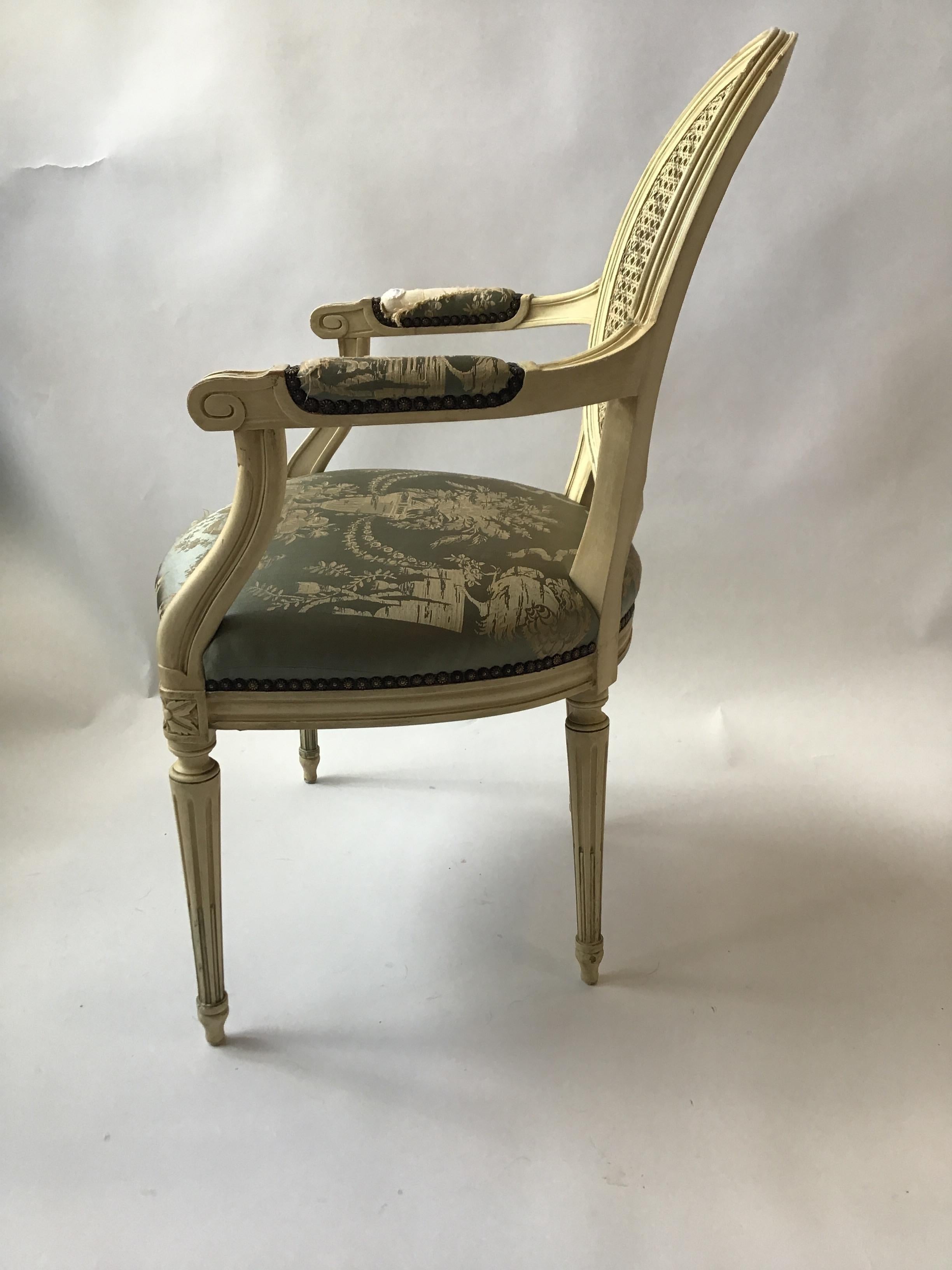 Paire de fauteuils Louis XVI à dossier cannelé des années 1960 Bon état - En vente à Tarrytown, NY