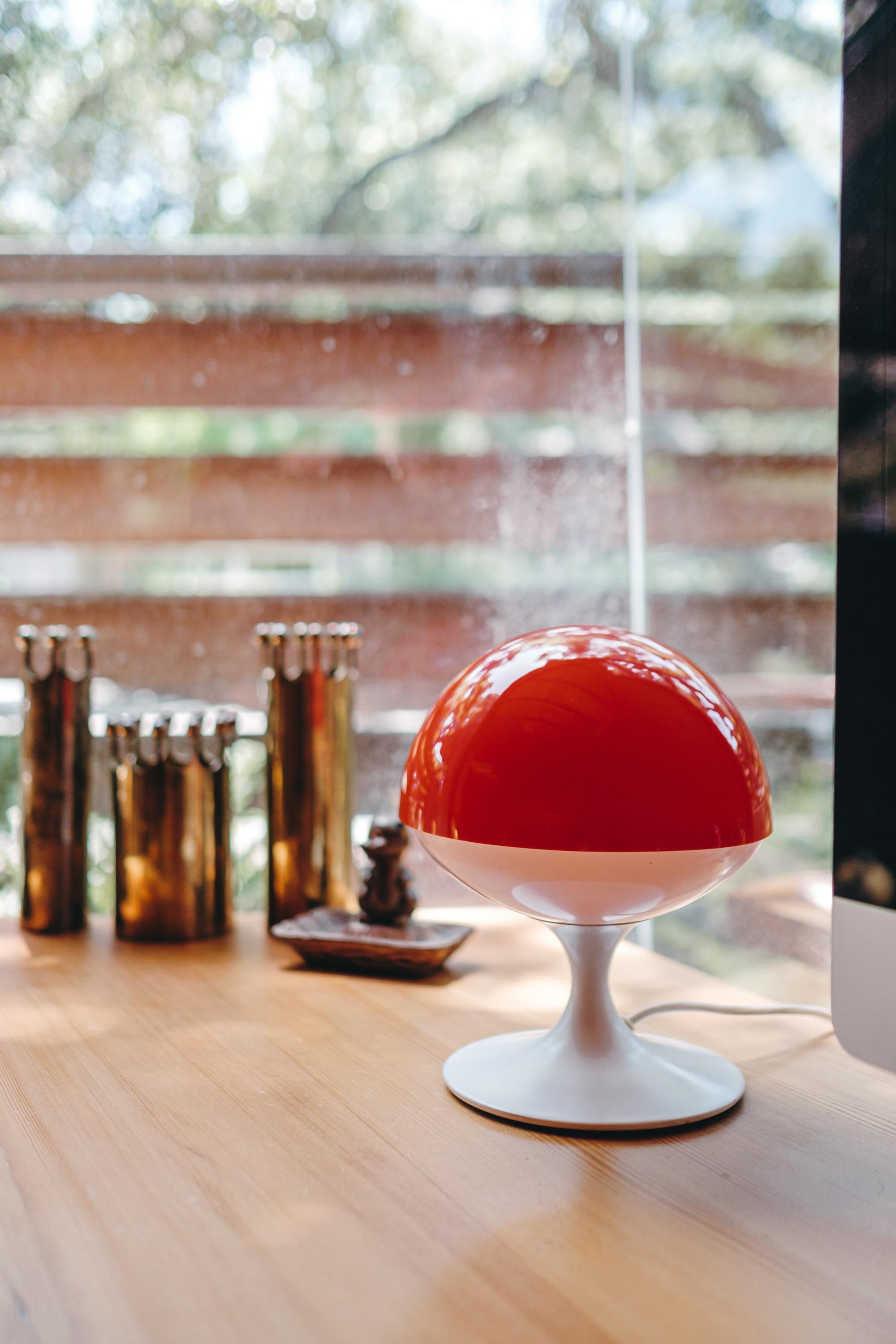 Paire de lampes de table rouges et blanches Max Bill des années 1960 pour Temde Leuchten, Suisse. Ce design extrêmement rare et emblématique est exécuté en lucite rouge et opaline avec du métal peint en blanc. Une lampe conserve l'étiquette