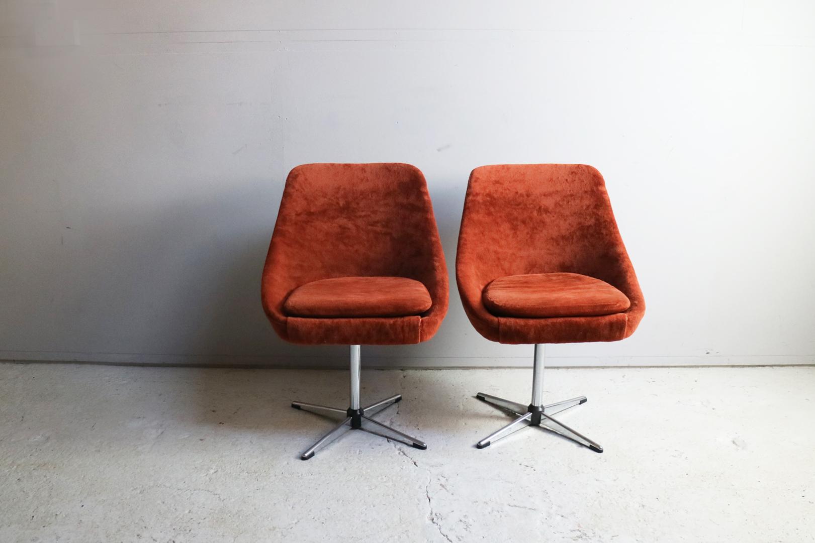 Superb mid century modern dark orange velour covered swivel dining chairs from Belgium. This the original upholstery. With chromed steel base with rubber tips.

The price listed is for the TWO chairs.



 