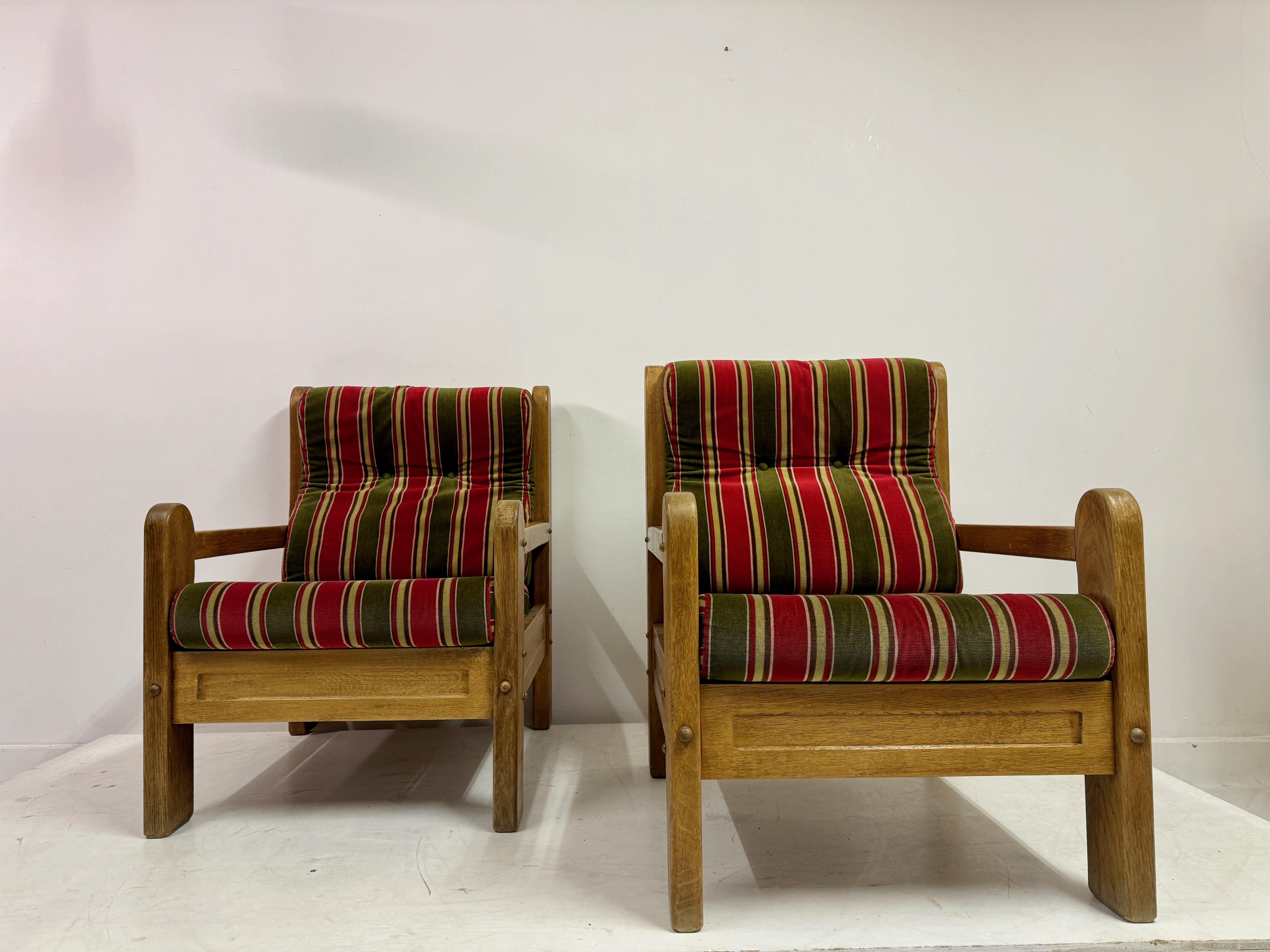 Paire de fauteuils en bois massif du milieu du siècle 1960 Bon état - En vente à London, London