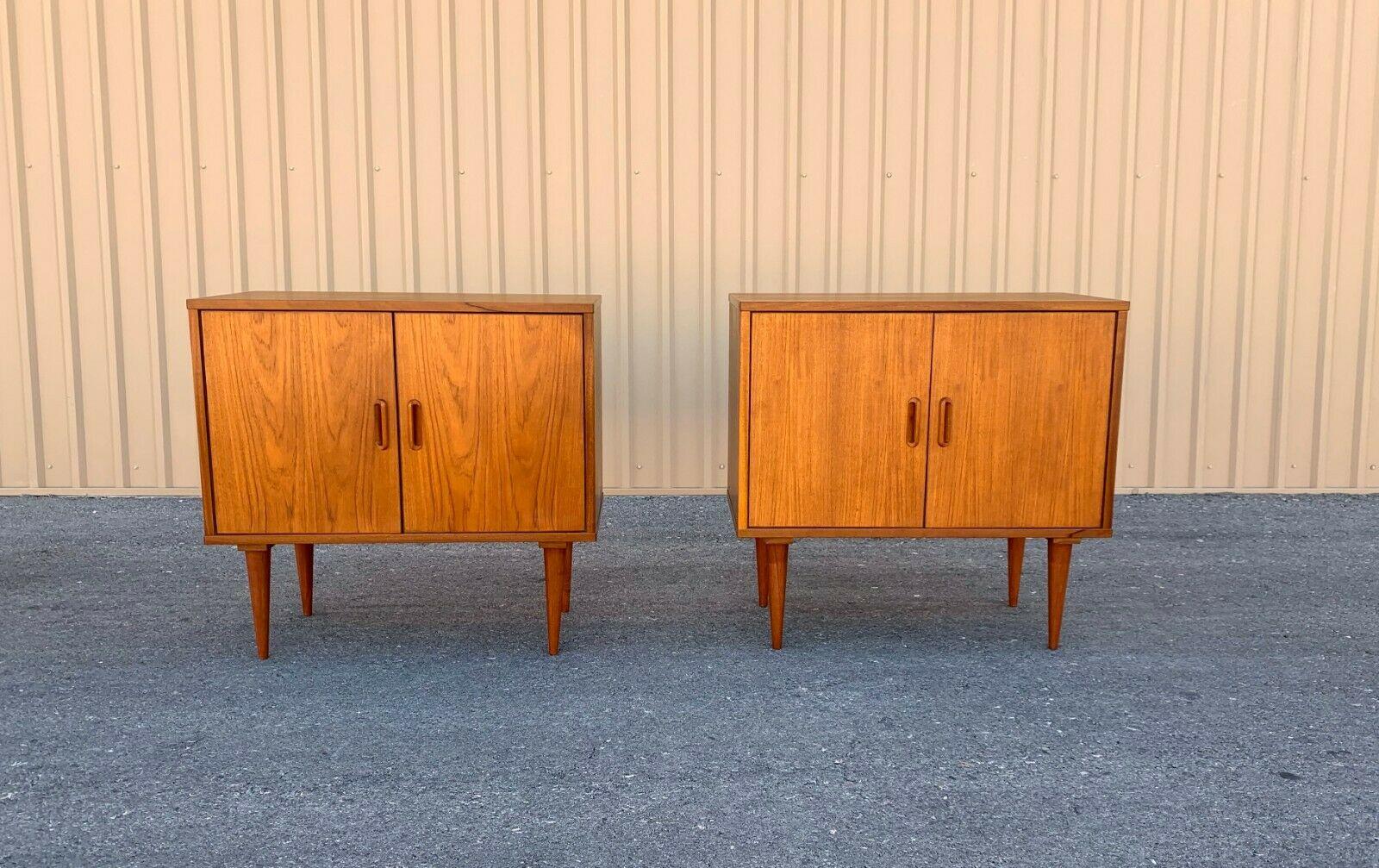 Very nice Danish Modern cabinet by Regner Christensen
Adjustable shelf. Removable legs for easy moving. 
vintage condition see pictures for details please note side has ware

Measures: 32 Wide x 16 1/2 x Deep x 30 .75 High.




