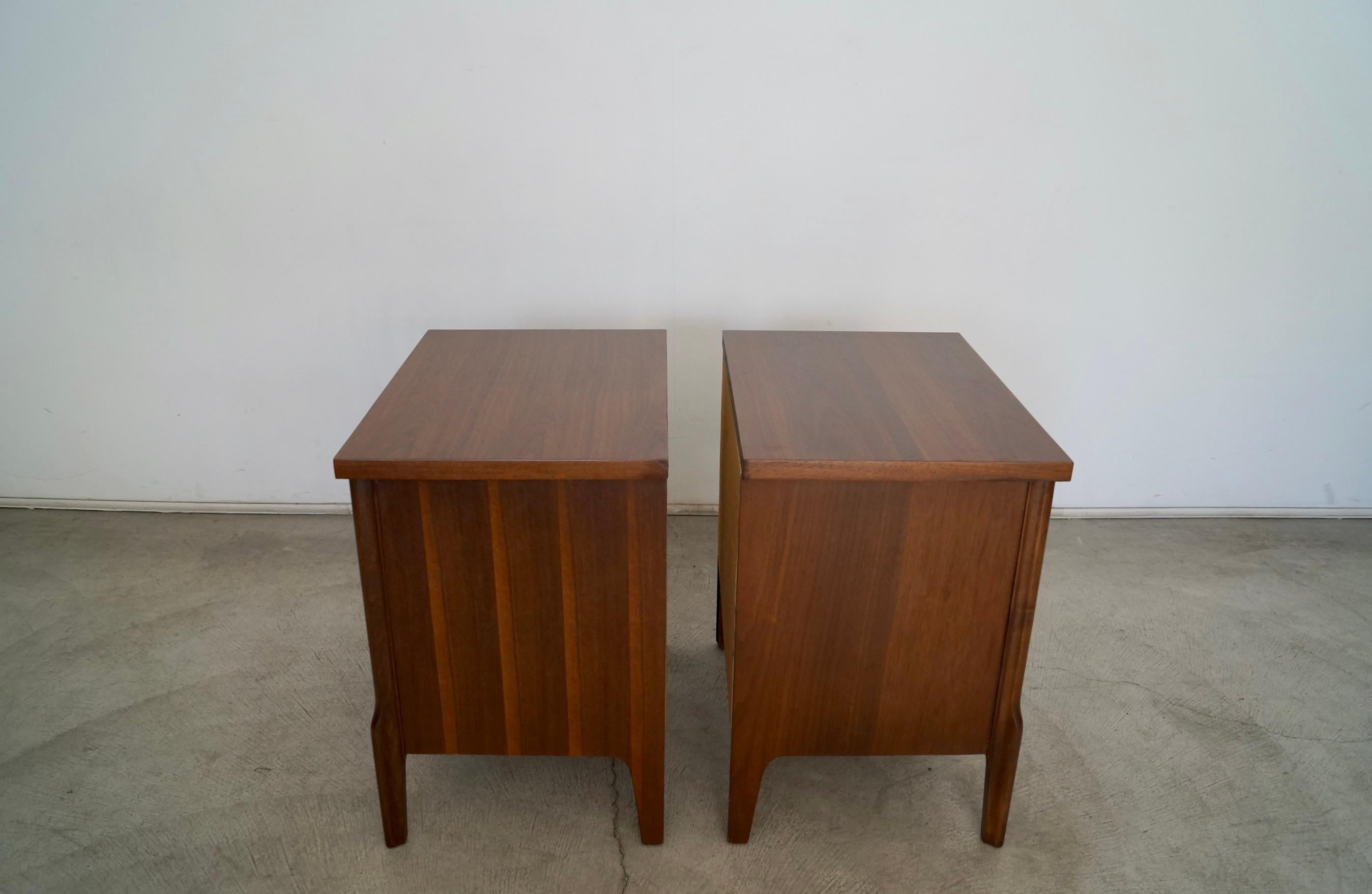Mid-20th Century Pair of 1960s Mid-Century Modern Walnut Nightstands For Sale
