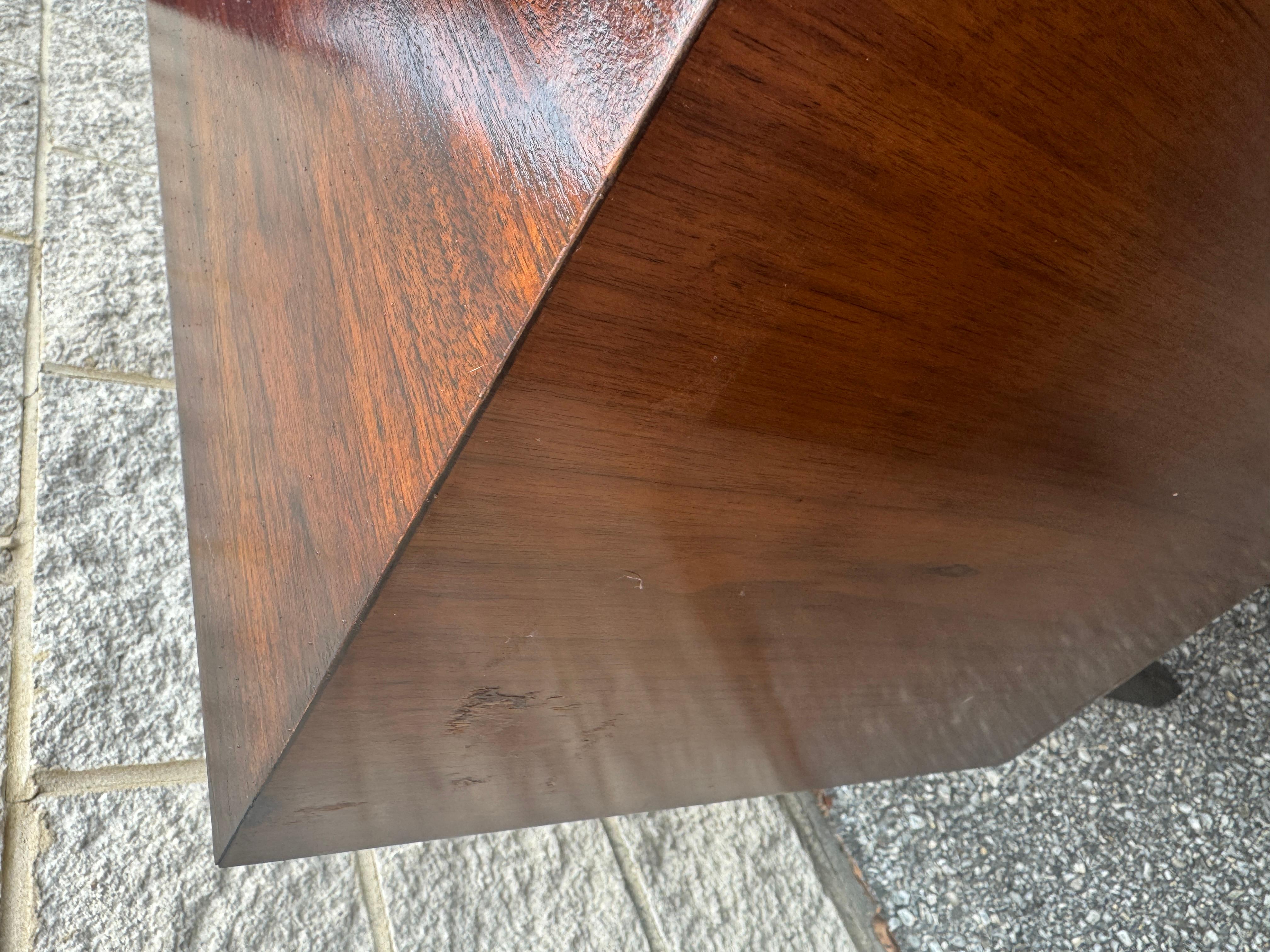 Paire de tables de nuit en noyer à panneaux encastrés, modernes du milieu du siècle dernier, datant des années 1960 en vente 3