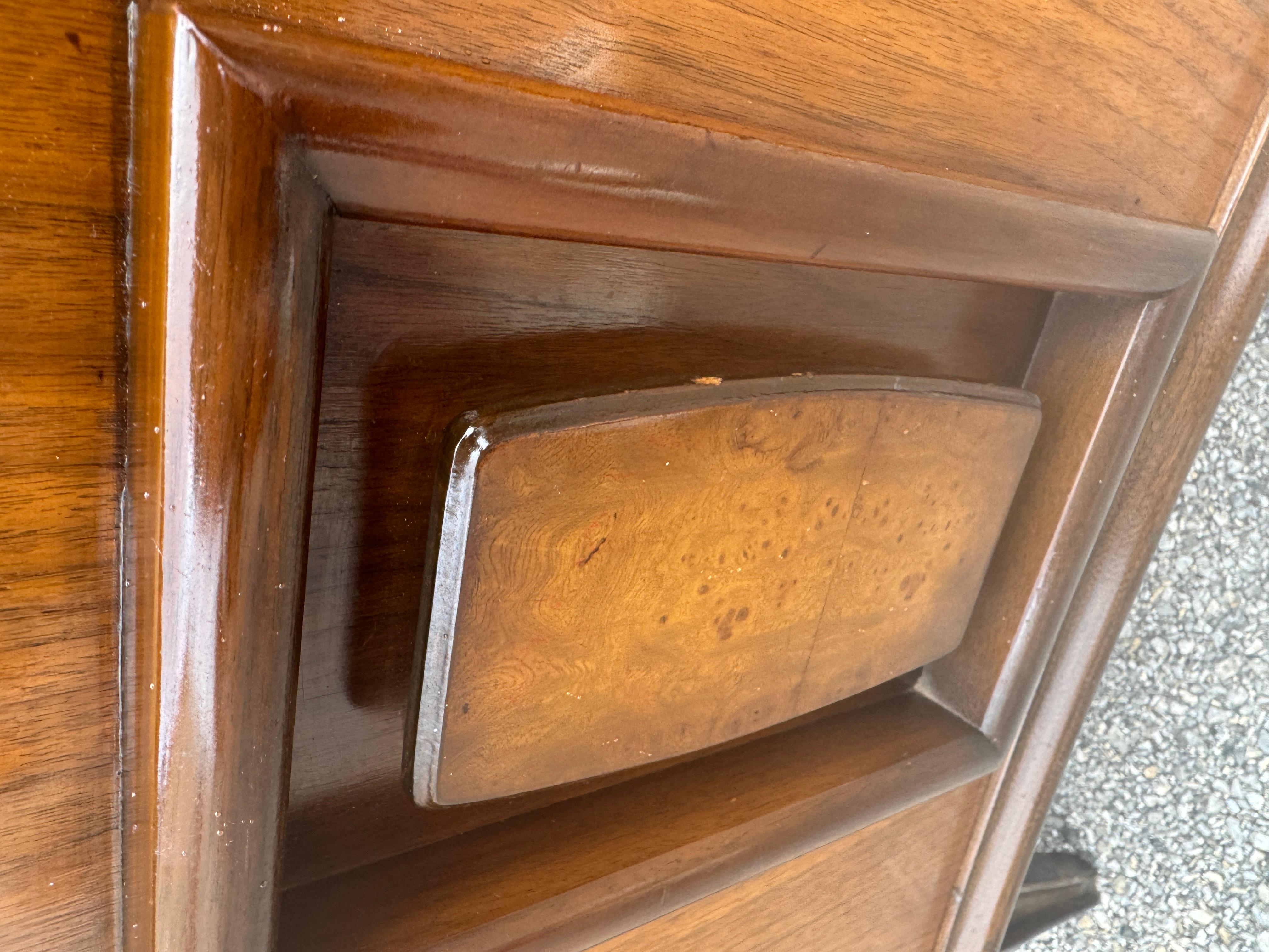 Paire de tables de nuit en noyer à panneaux encastrés, modernes du milieu du siècle dernier, datant des années 1960 en vente 4