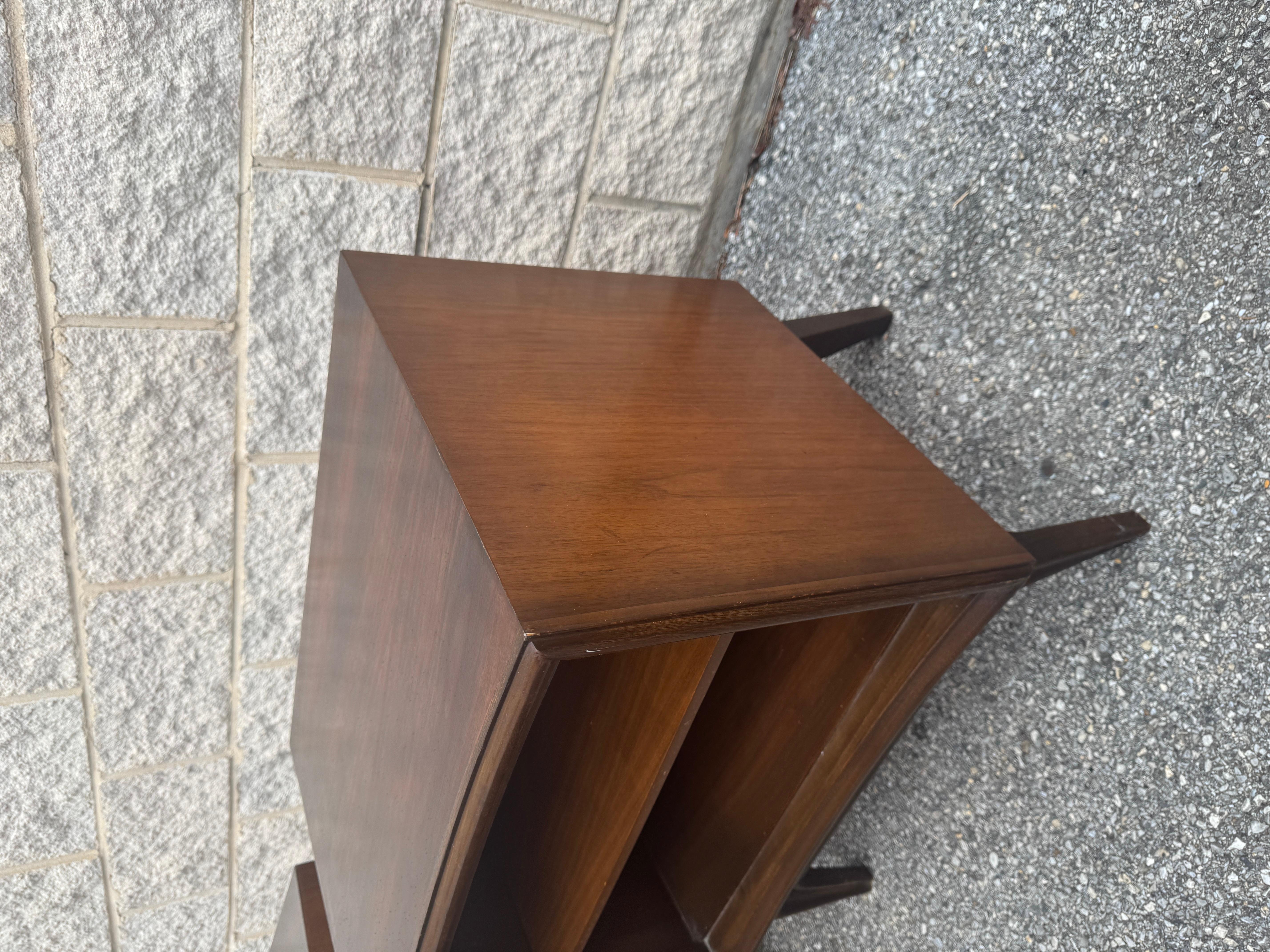 Paire de tables de nuit en noyer à panneaux encastrés, modernes du milieu du siècle dernier, datant des années 1960 en vente 5