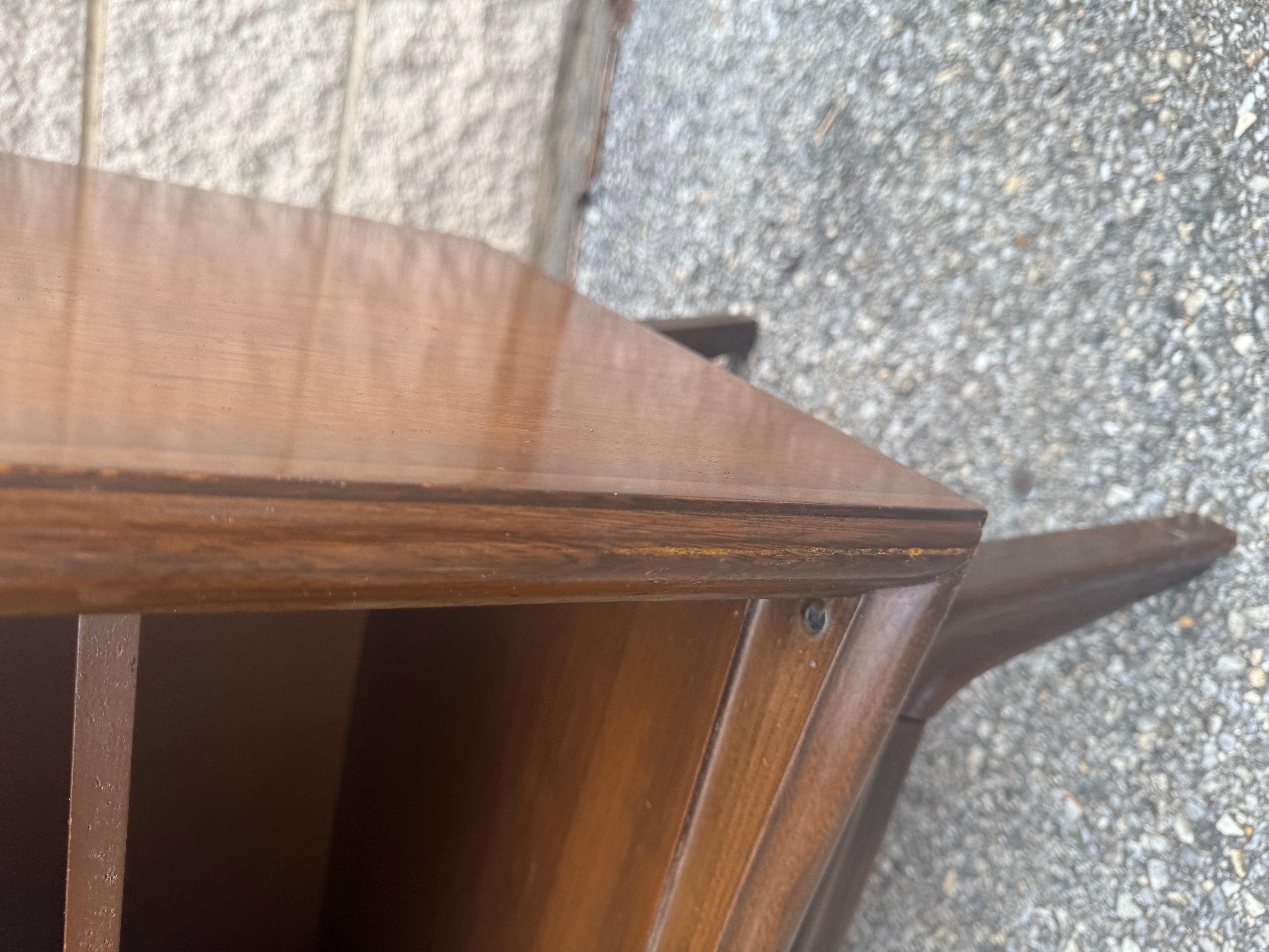 Paire de tables de nuit en noyer à panneaux encastrés, modernes du milieu du siècle dernier, datant des années 1960 en vente 6