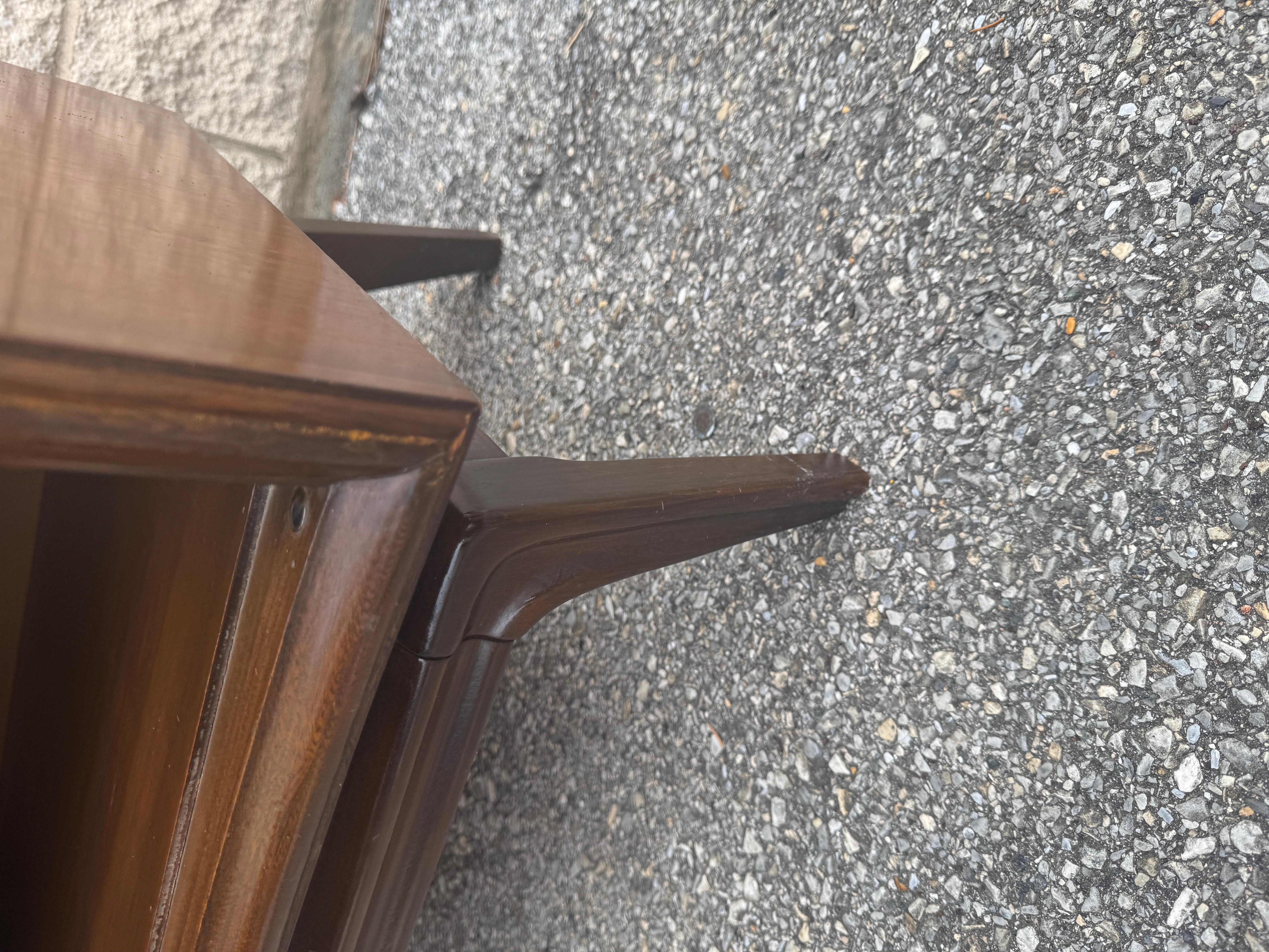 Paire de tables de nuit en noyer à panneaux encastrés, modernes du milieu du siècle dernier, datant des années 1960 en vente 7