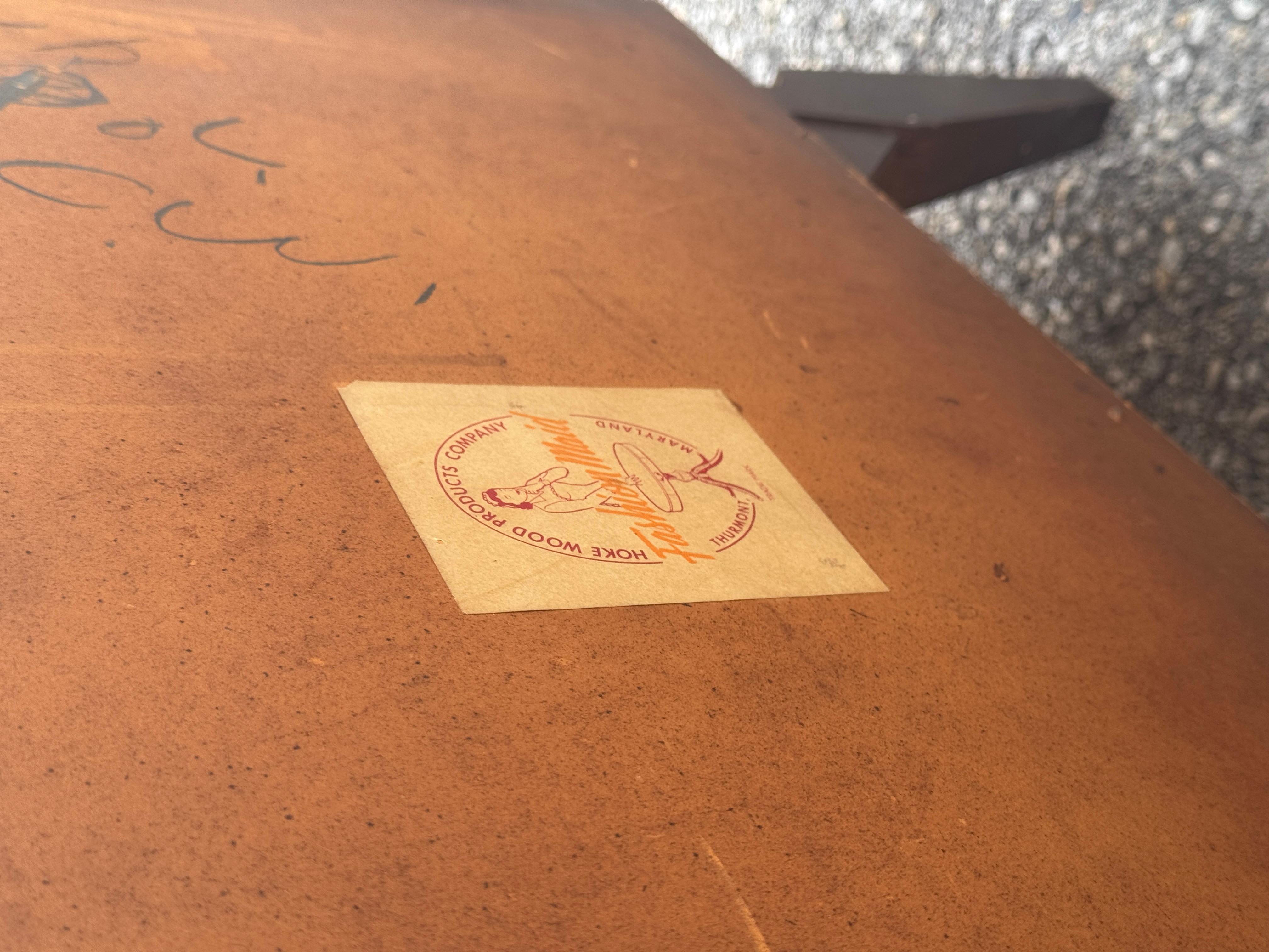 Paire de tables de nuit en noyer à panneaux encastrés, modernes du milieu du siècle dernier, datant des années 1960 en vente 8