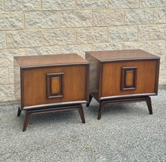 Paar 1960er Jahre Mid-Century Modern Nussbaum Nachttische mit vertieften Panels