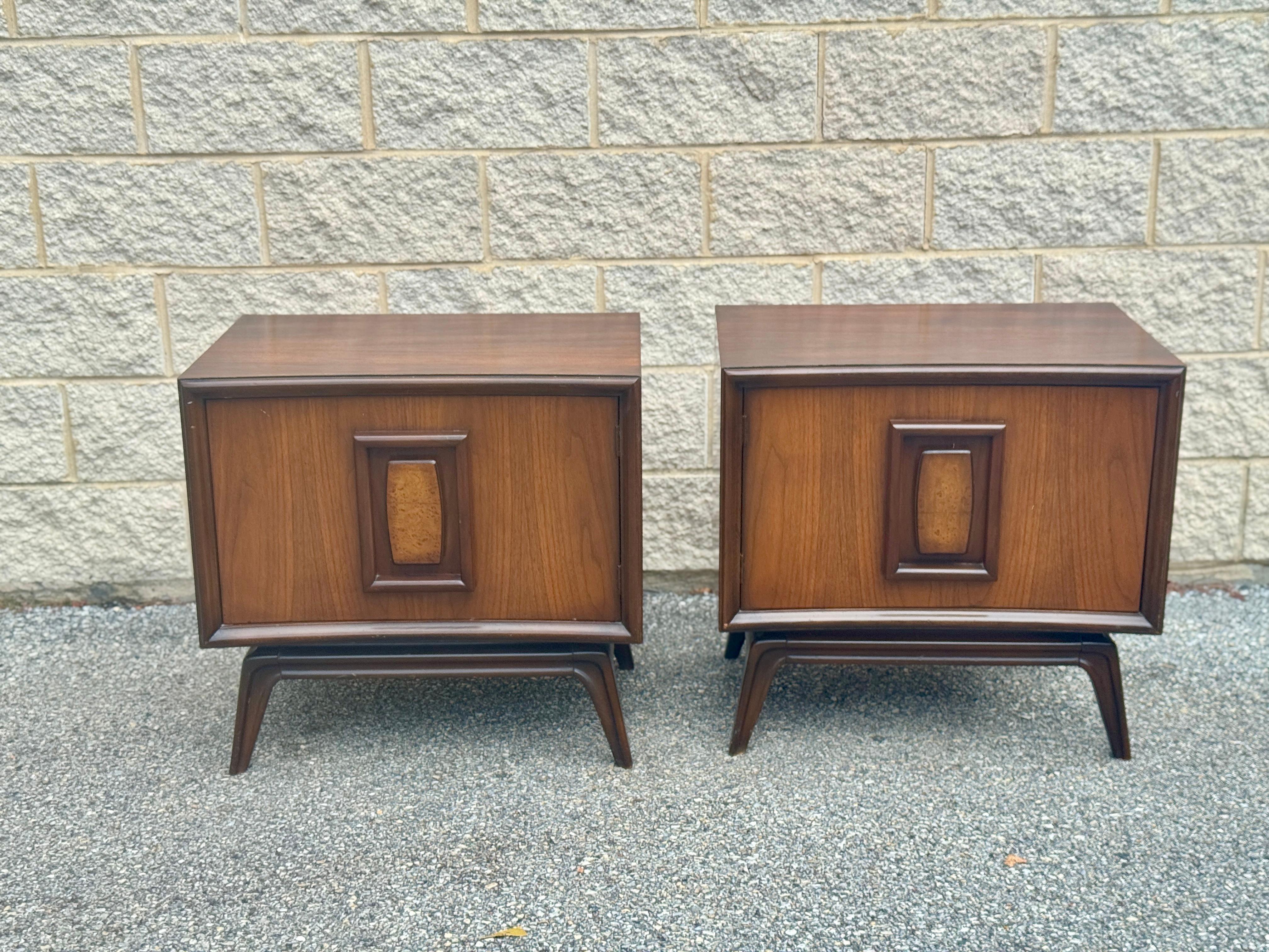 Mid-Century Modern Paire de tables de nuit en noyer à panneaux encastrés, modernes du milieu du siècle dernier, datant des années 1960 en vente