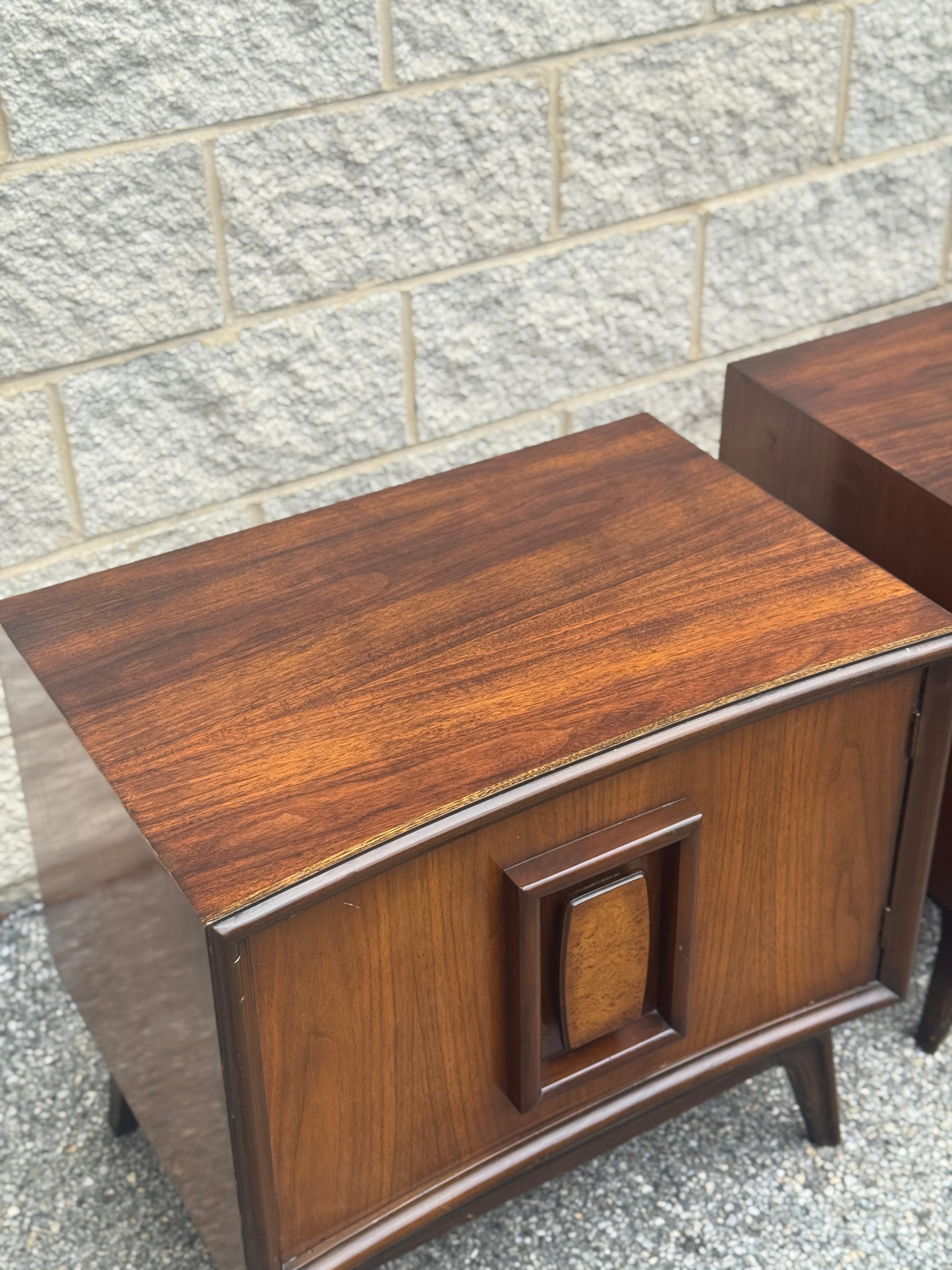 Américain Paire de tables de nuit en noyer à panneaux encastrés, modernes du milieu du siècle dernier, datant des années 1960 en vente