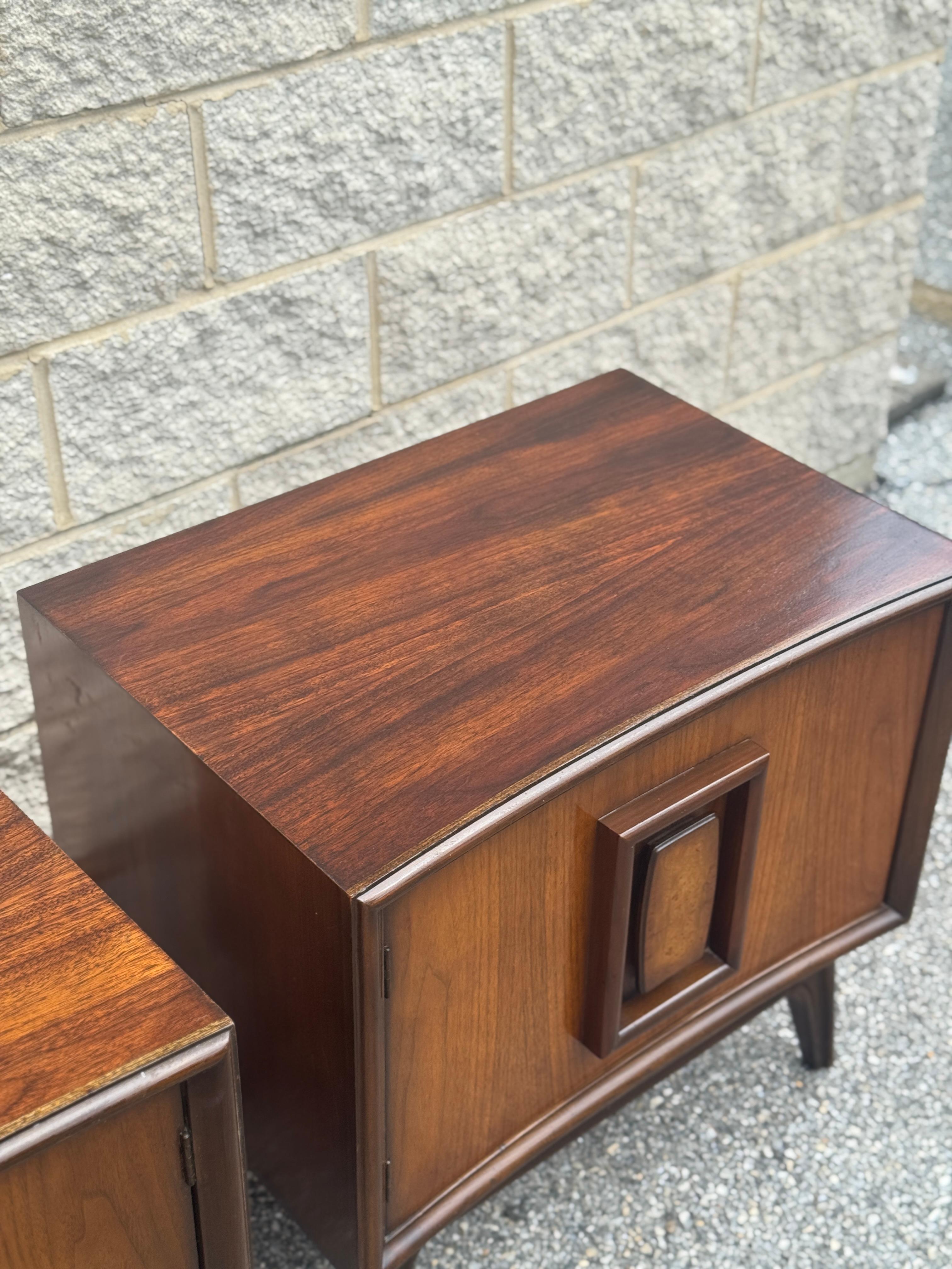 Paire de tables de nuit en noyer à panneaux encastrés, modernes du milieu du siècle dernier, datant des années 1960 Bon état - En vente à Elkton, MD