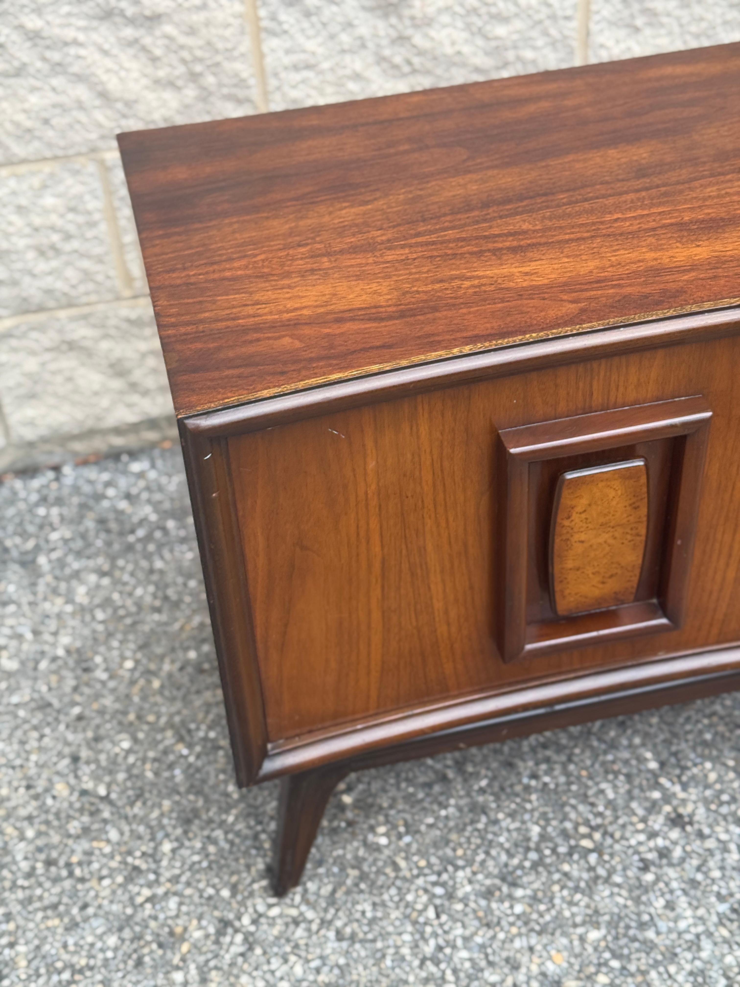 20ième siècle Paire de tables de nuit en noyer à panneaux encastrés, modernes du milieu du siècle dernier, datant des années 1960 en vente