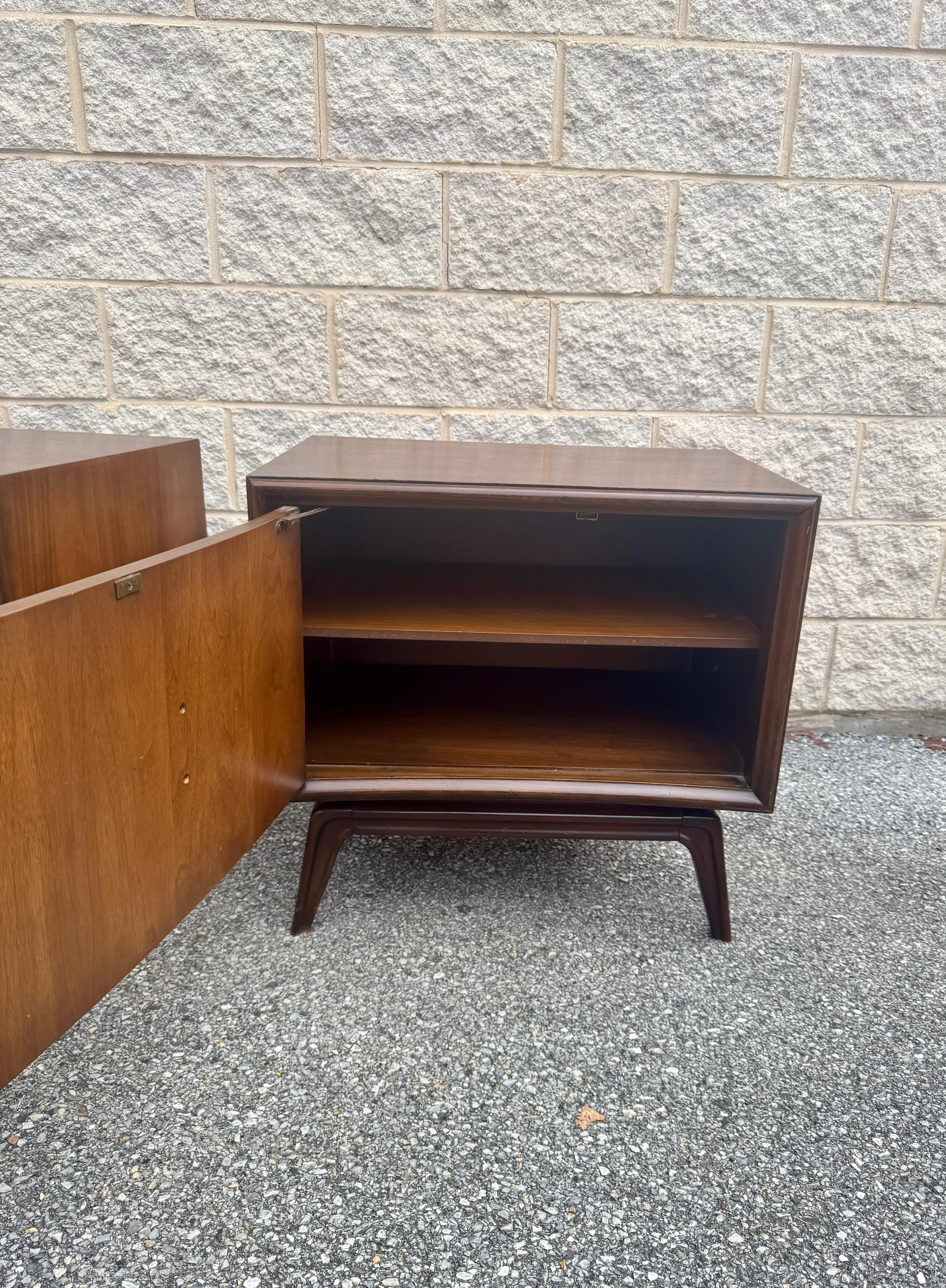 Noyer Paire de tables de nuit en noyer à panneaux encastrés, modernes du milieu du siècle dernier, datant des années 1960 en vente