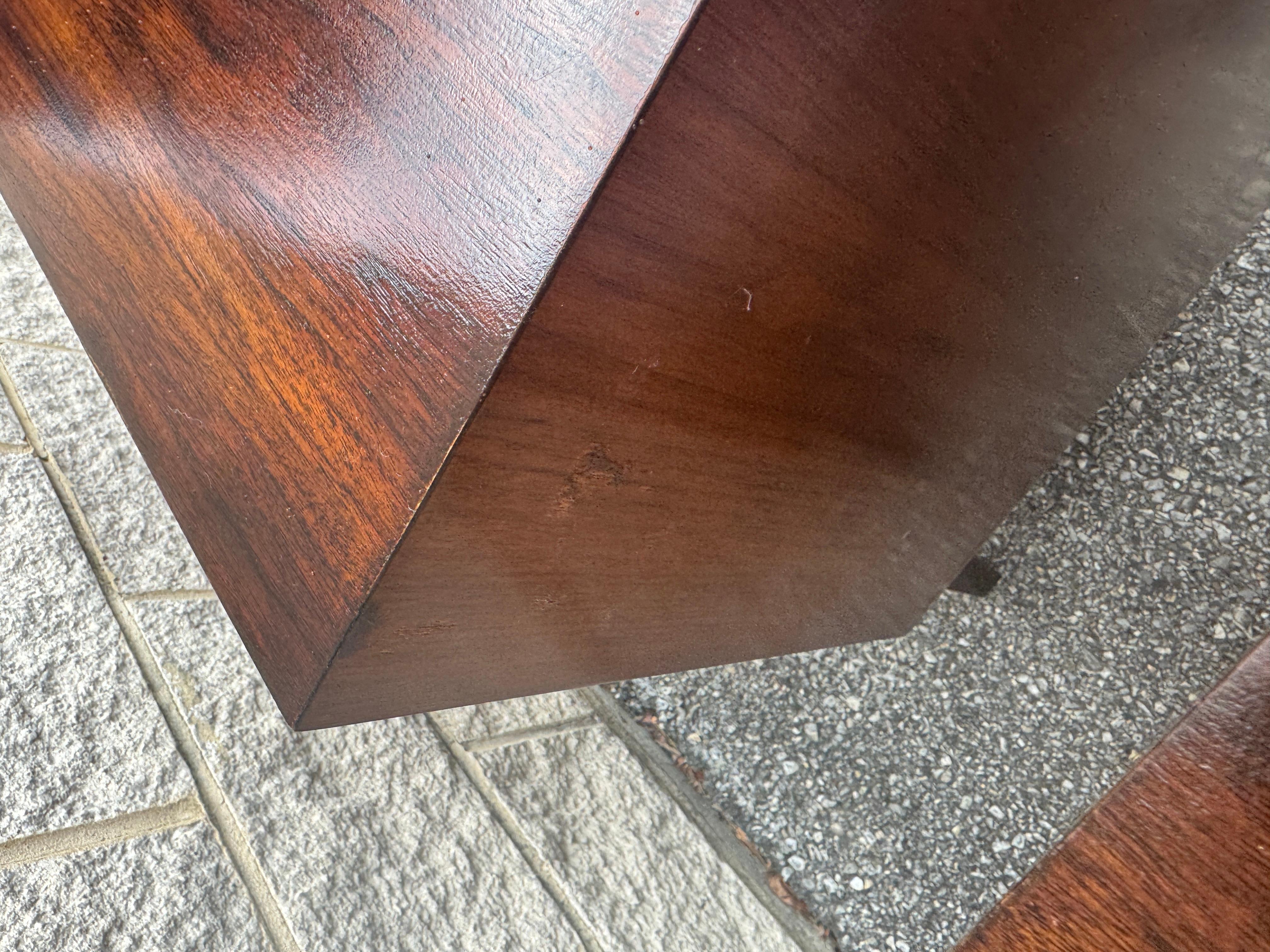 Paire de tables de nuit en noyer à panneaux encastrés, modernes du milieu du siècle dernier, datant des années 1960 en vente 1