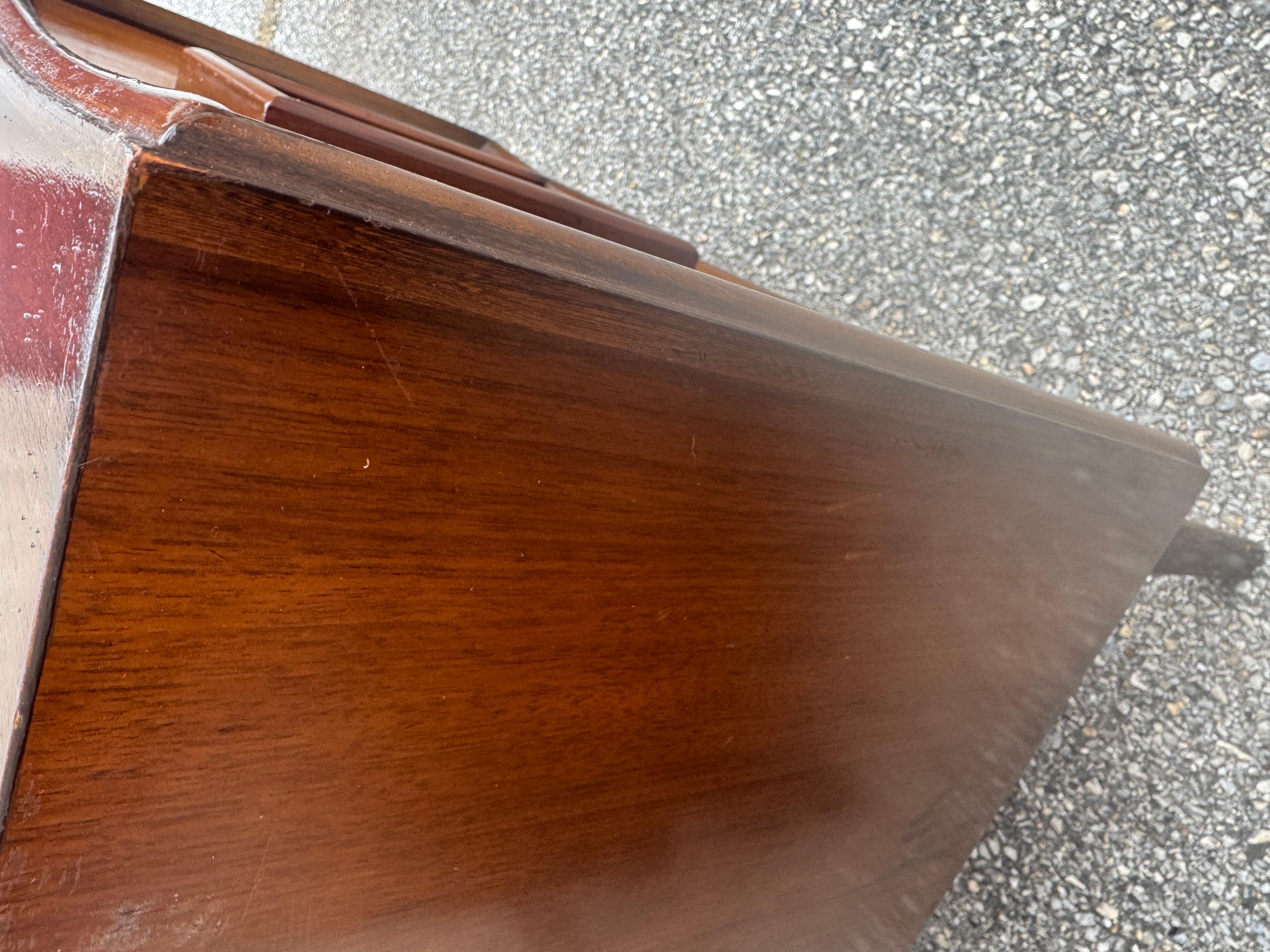 Paire de tables de nuit en noyer à panneaux encastrés, modernes du milieu du siècle dernier, datant des années 1960 en vente 2