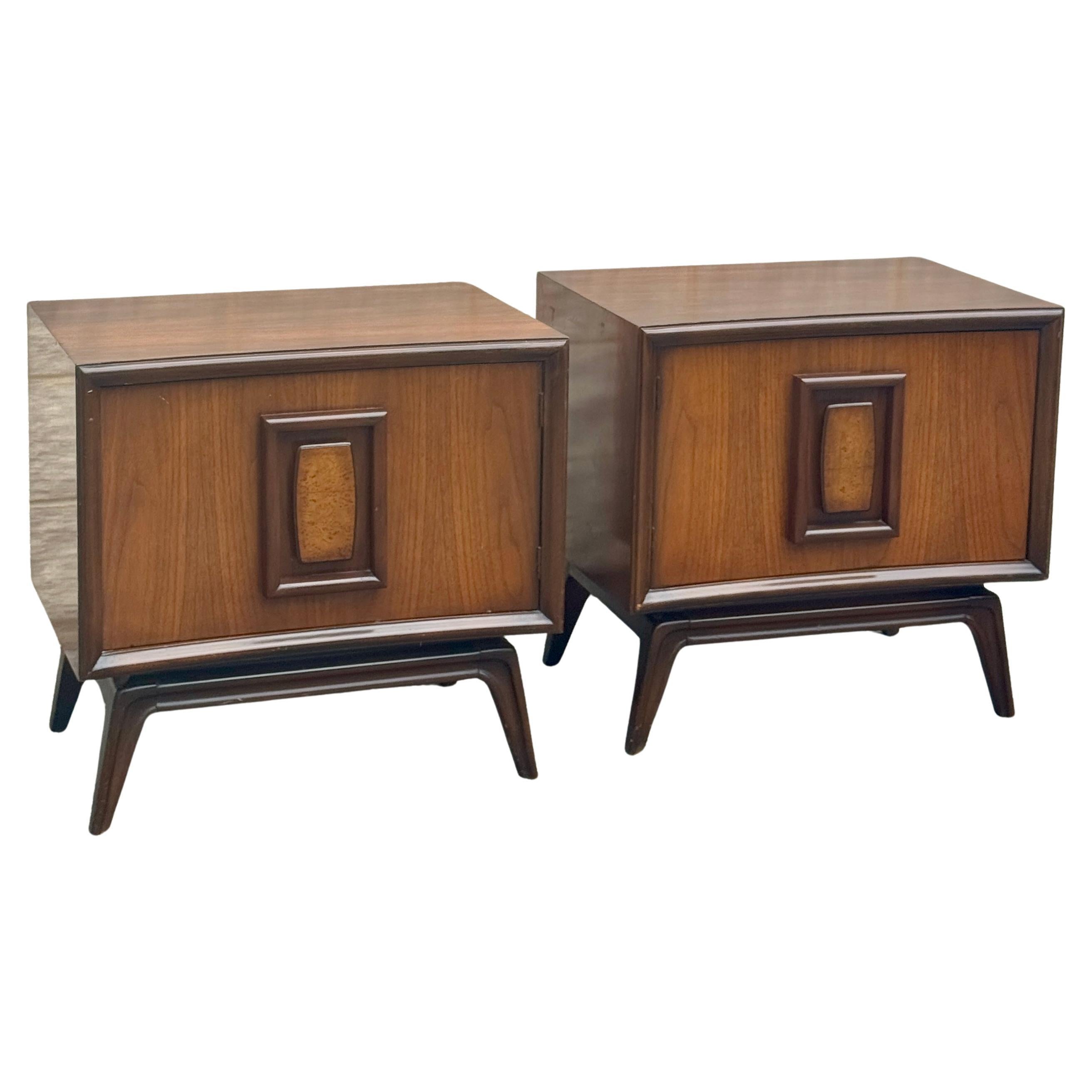 Paire de tables de nuit en noyer à panneaux encastrés, modernes du milieu du siècle dernier, datant des années 1960