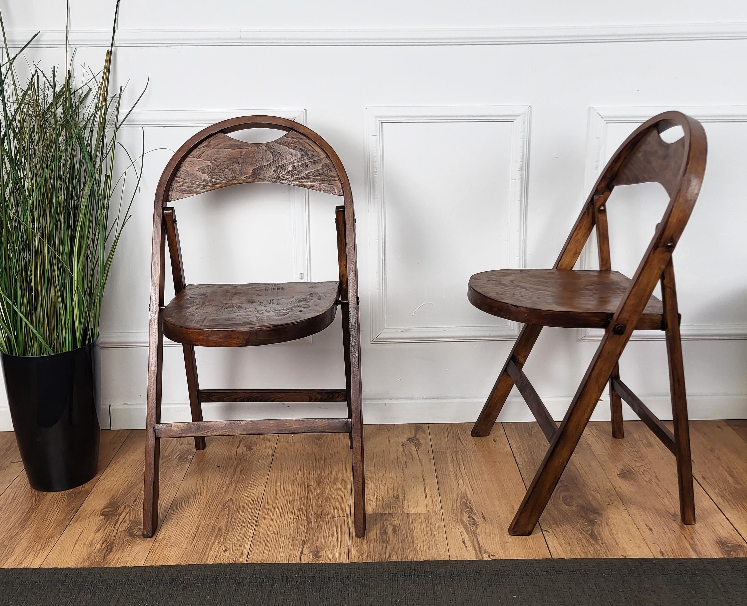 Ein Paar Klappstühle, Modell B751, entworfen zu Beginn des 20. Jahrhunderts von Thonet, hergestellt in den frühen 1960er Jahren in der Thonet-Fabrik in Radomsko (Zentralpolen). Die Stühle sind in gutem Zustand, ohne größere Gebrauchsspuren.