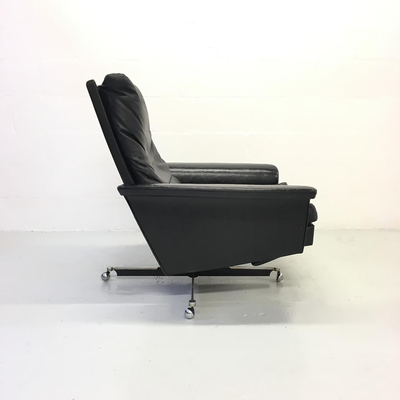Pair of 1960s Mid-Century Modern Black Leather Reclining Lay-Z-Boy Lounge Chairs In Good Condition In Sherborne, Dorset
