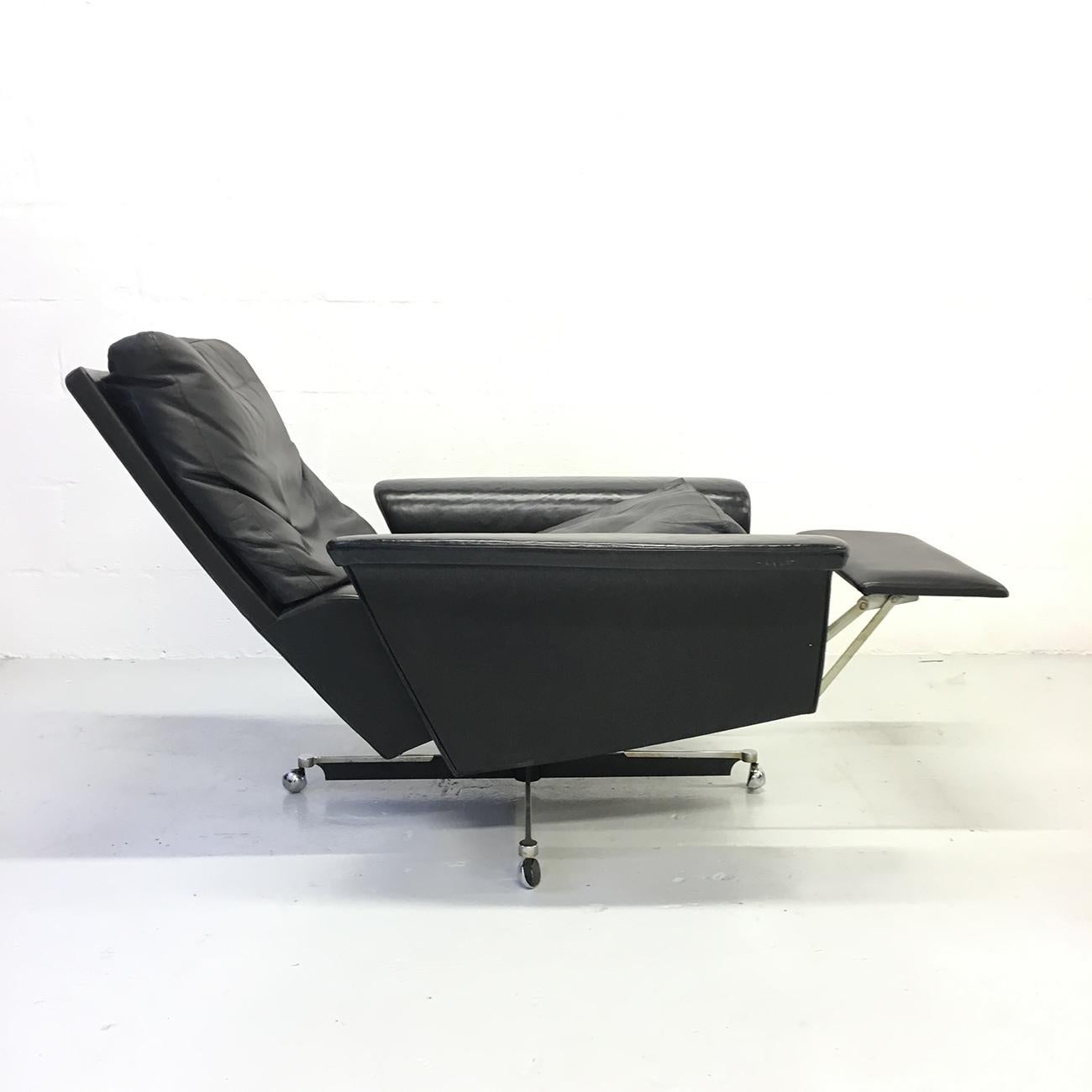 Mid-20th Century Pair of 1960s Mid-Century Modern Black Leather Reclining Lay-Z-Boy Lounge Chairs