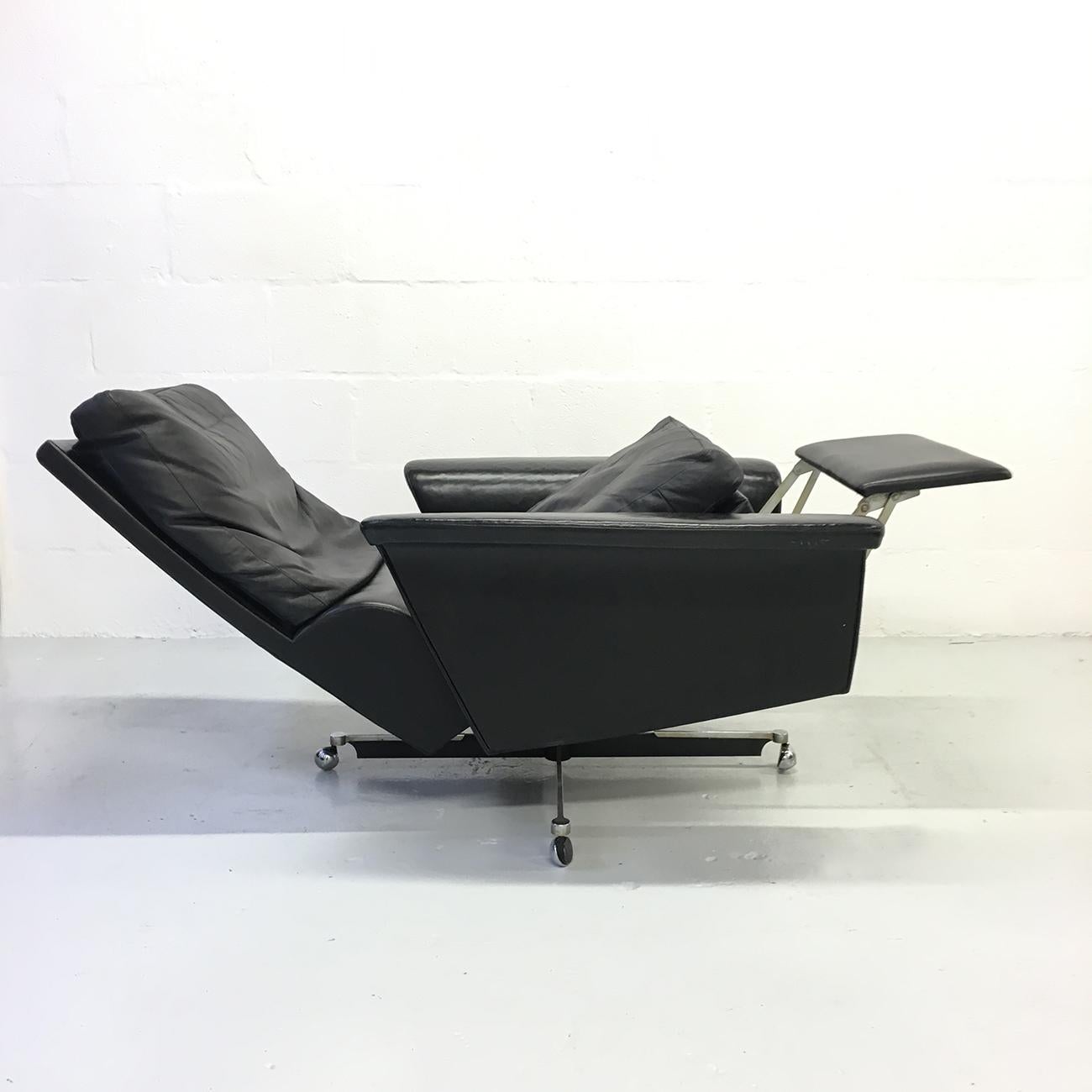 Steel Pair of 1960s Mid-Century Modern Black Leather Reclining Lay-Z-Boy Lounge Chairs