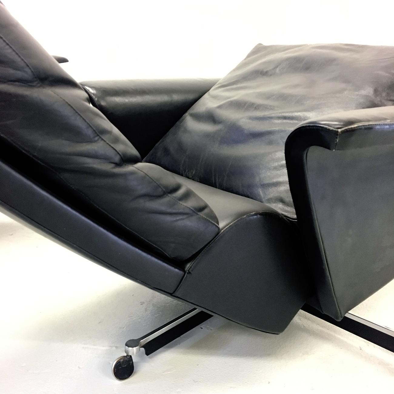 Pair of 1960s Mid-Century Modern Black Leather Reclining Lay-Z-Boy Lounge Chairs 1
